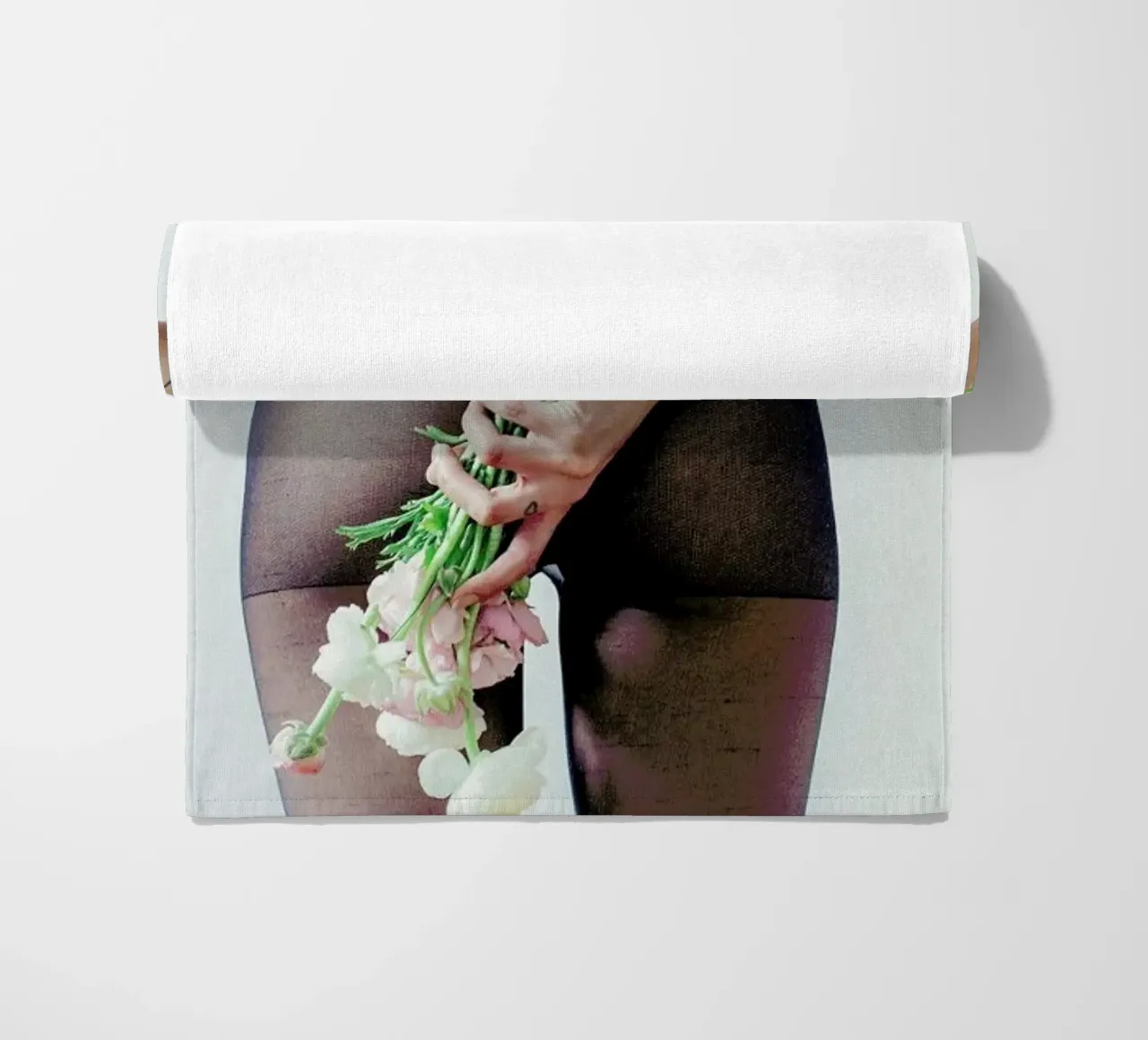 Flowers And Tights 1 telo mare da Chris Abatzis
