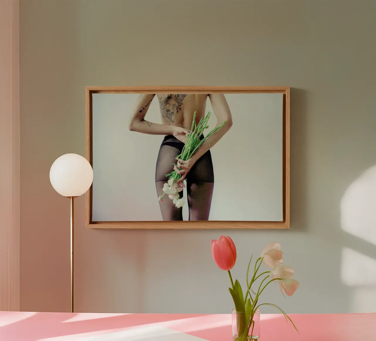 Flowers And Tights 1 tela con Cornice a cassetta da Chris Abatzis