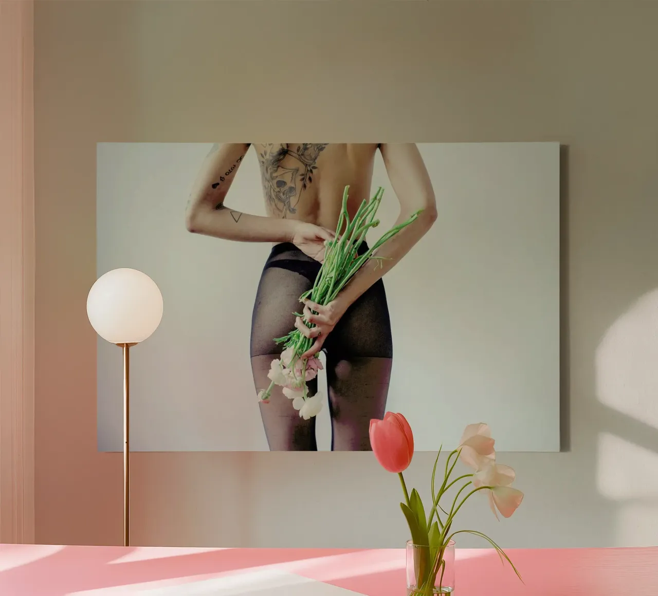 Flowers And Tights 1 tela con Cornice a cassetta da Chris Abatzis