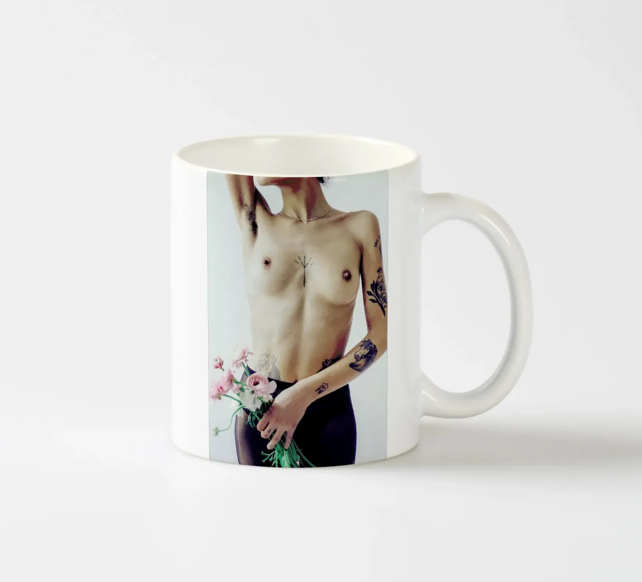 Flowers And Tights 3 tazza in ceramica da Chris Abatzis