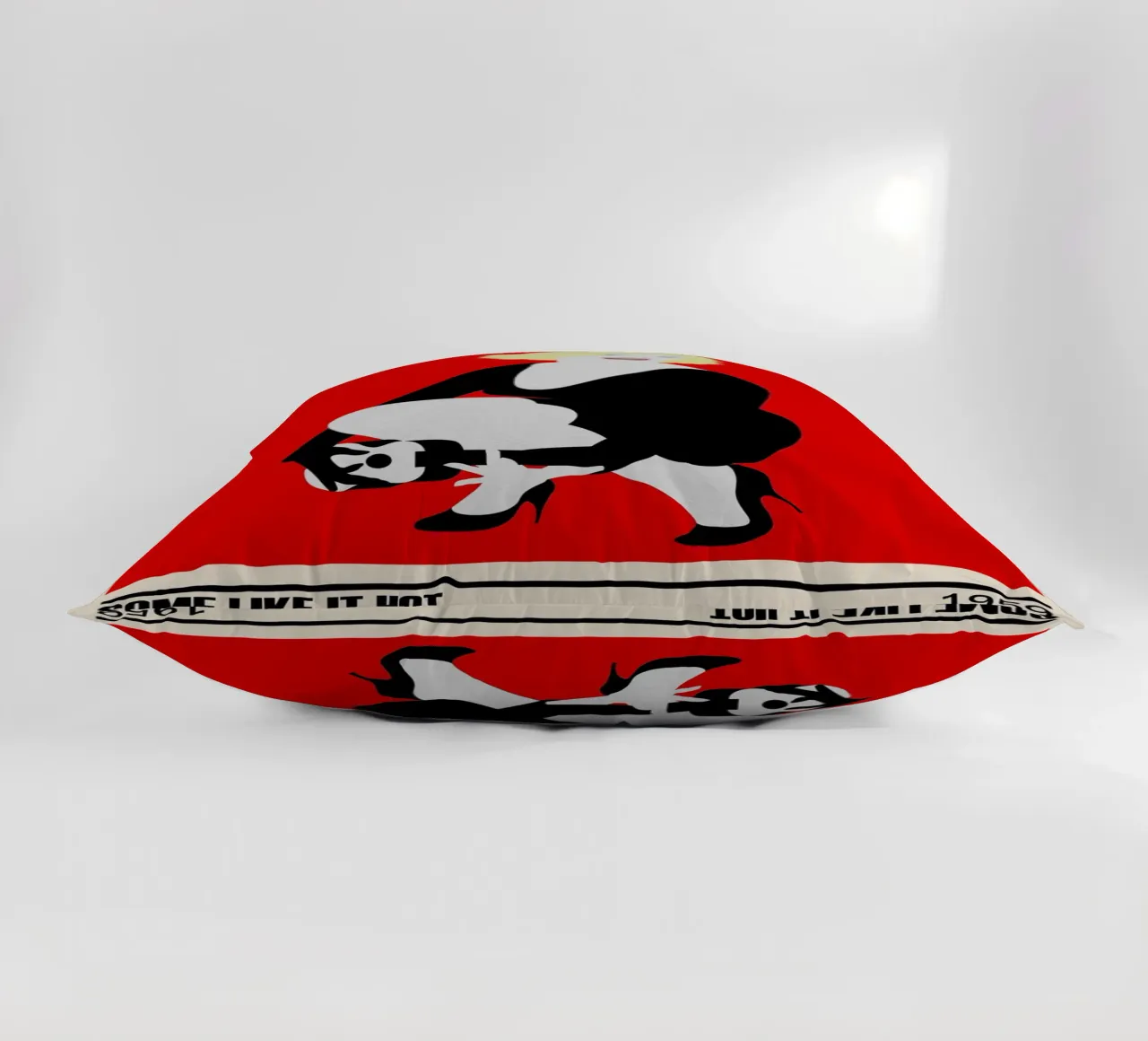 Some Like It Hot cuscino da TheArtstudio