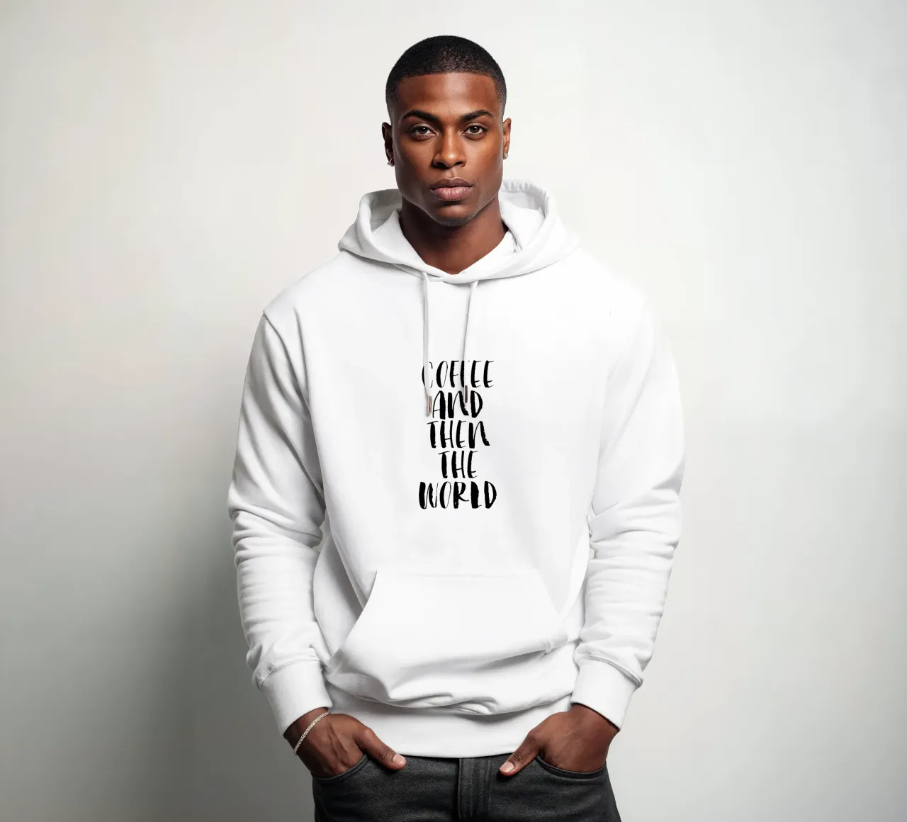 Café y el mundo en blanco y negro sudadera con capucha de THE MOTIVATED TYPE