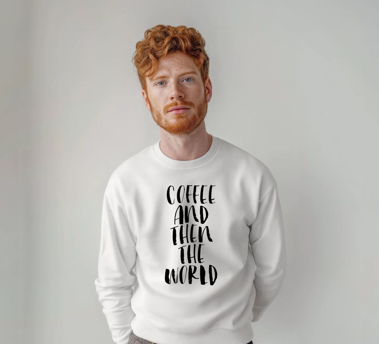 Caffè e poi il mondo in bianco e nero felpa da THE MOTIVATED TYPE