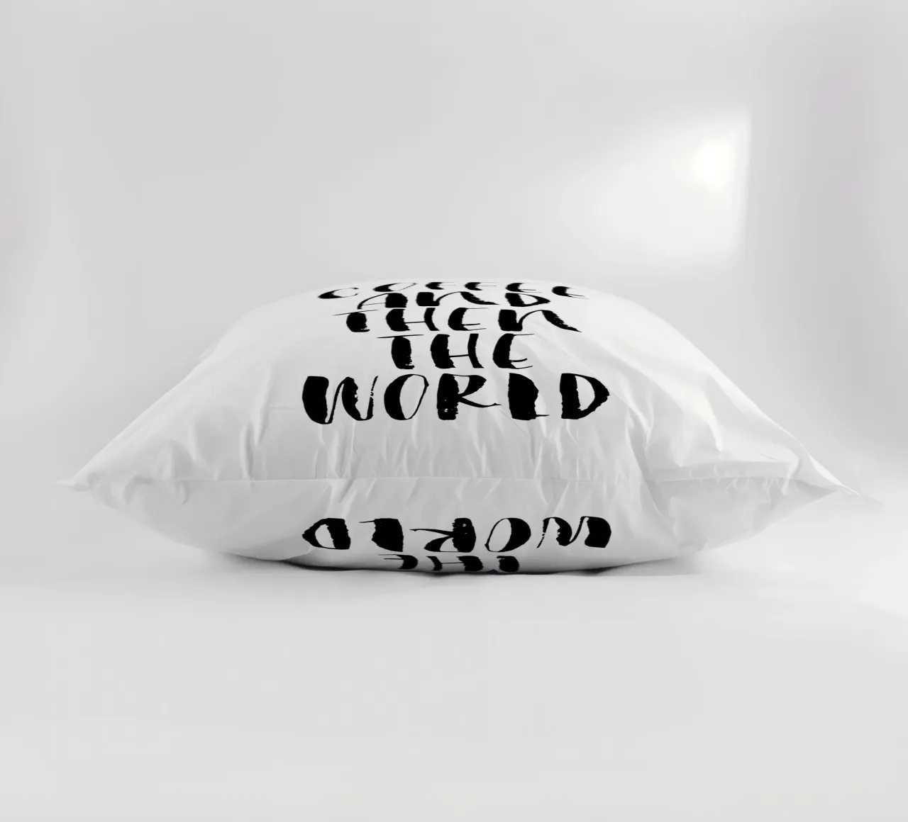 Caffè e poi il mondo in bianco e nero cuscino da THE MOTIVATED TYPE