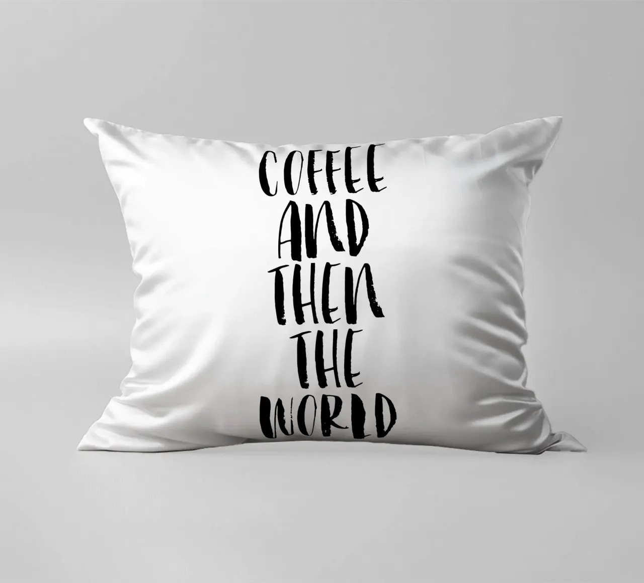 Caffè e poi il mondo in bianco e nero cuscino da THE MOTIVATED TYPE