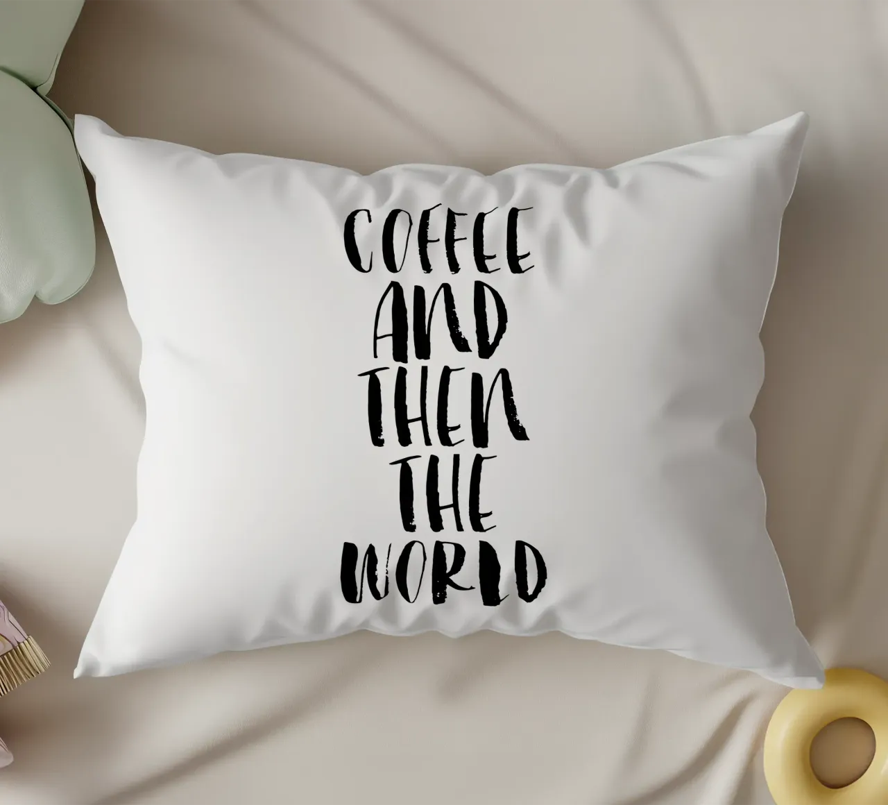 Caffè e poi il mondo in bianco e nero cuscino da THE MOTIVATED TYPE