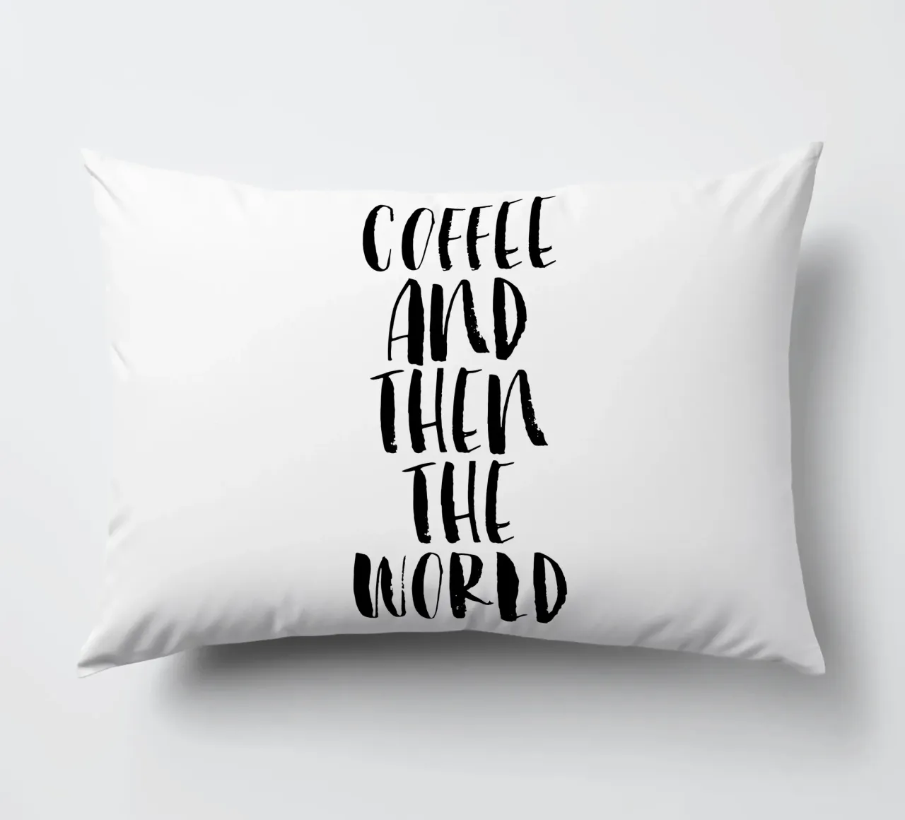 Caffè e poi il mondo in bianco e nero cuscino da THE MOTIVATED TYPE
