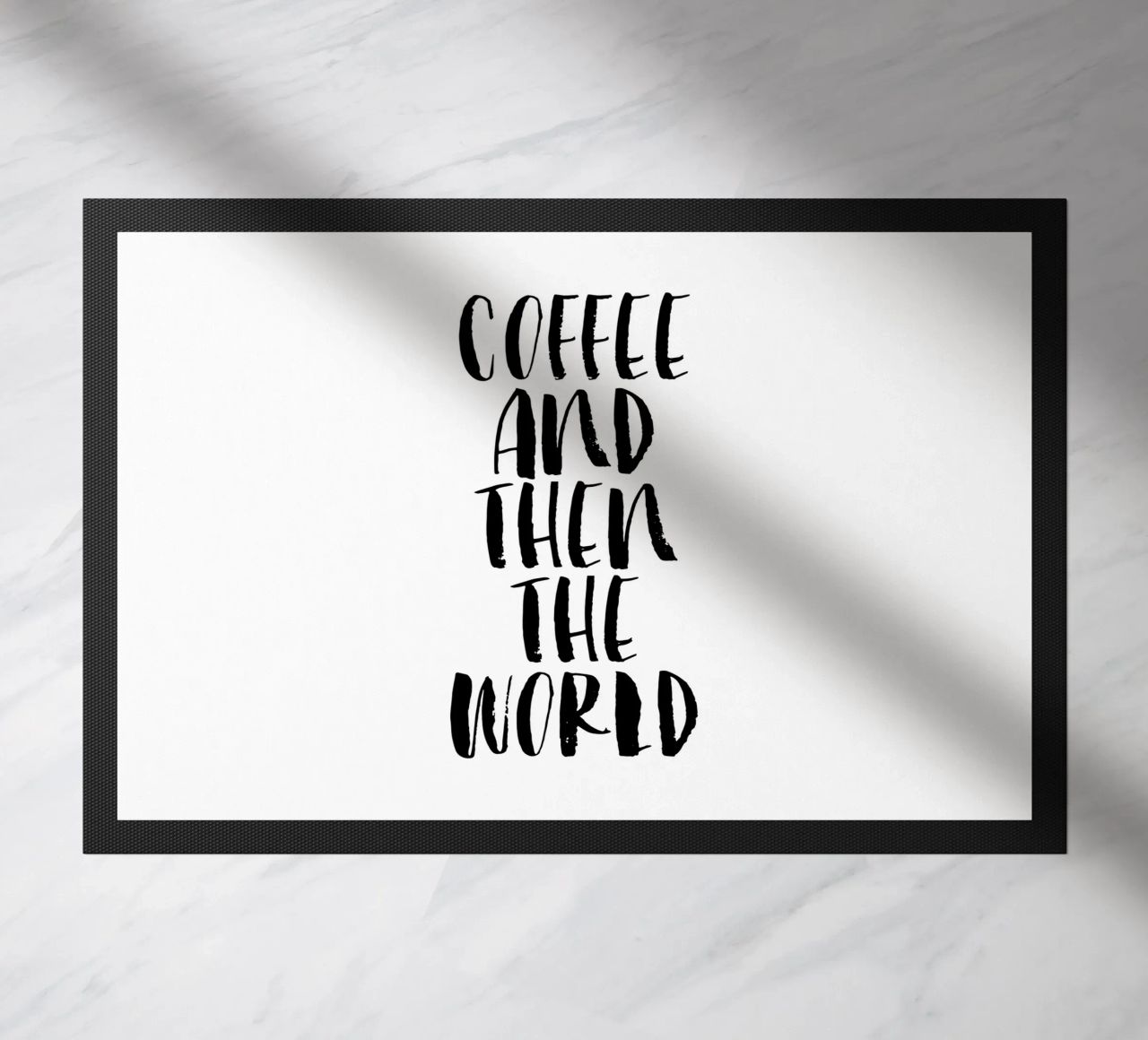 Caffè e poi il mondo in bianco e nero zerbino da THE MOTIVATED TYPE