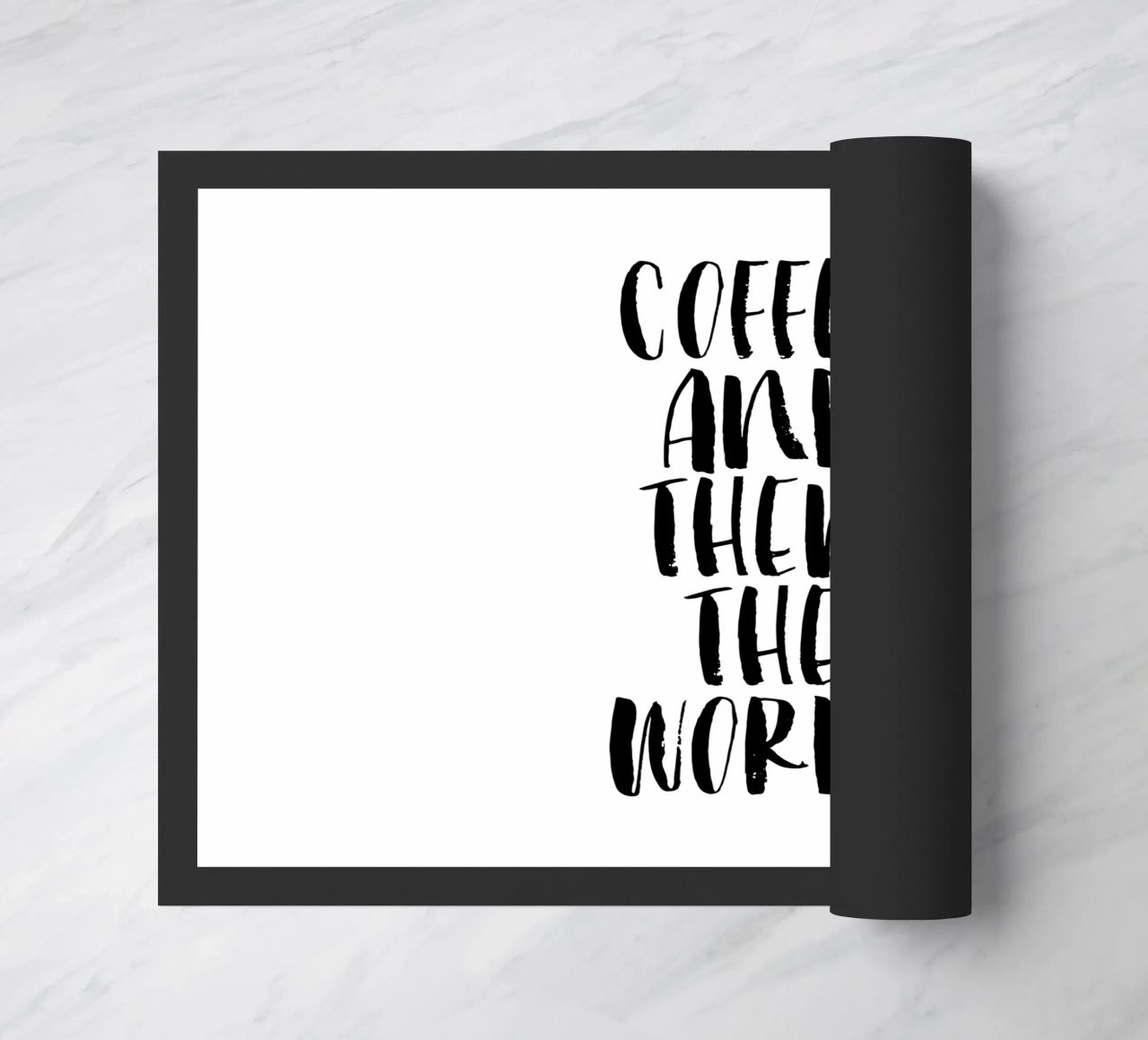 Caffè e poi il mondo in bianco e nero zerbino da THE MOTIVATED TYPE