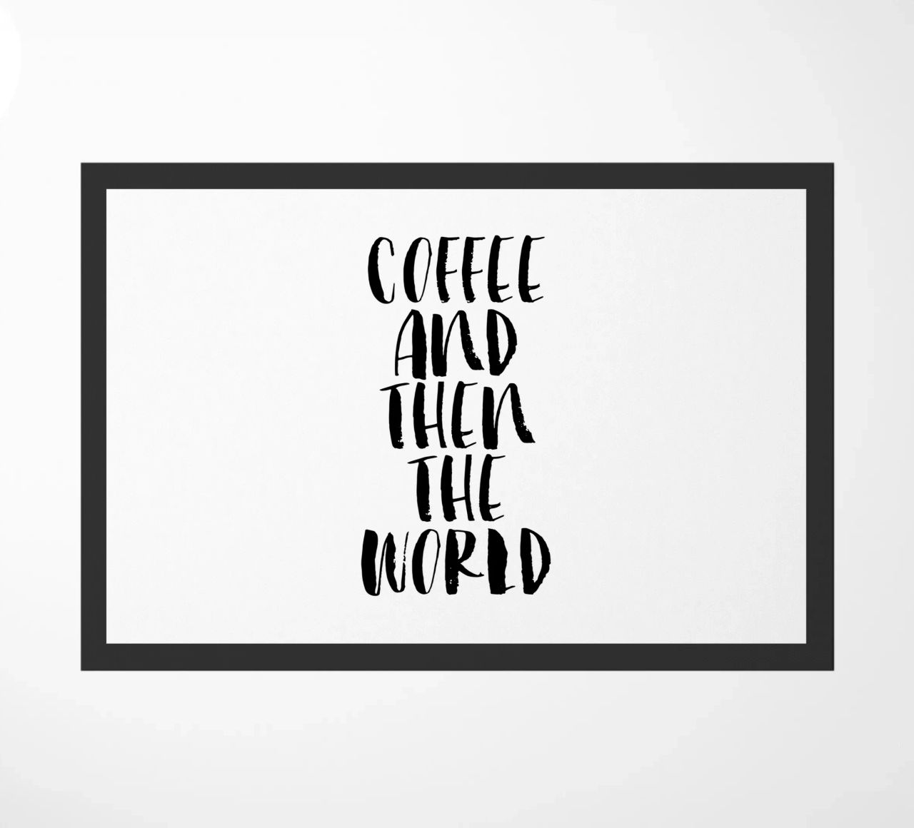 Caffè e poi il mondo in bianco e nero zerbino da THE MOTIVATED TYPE