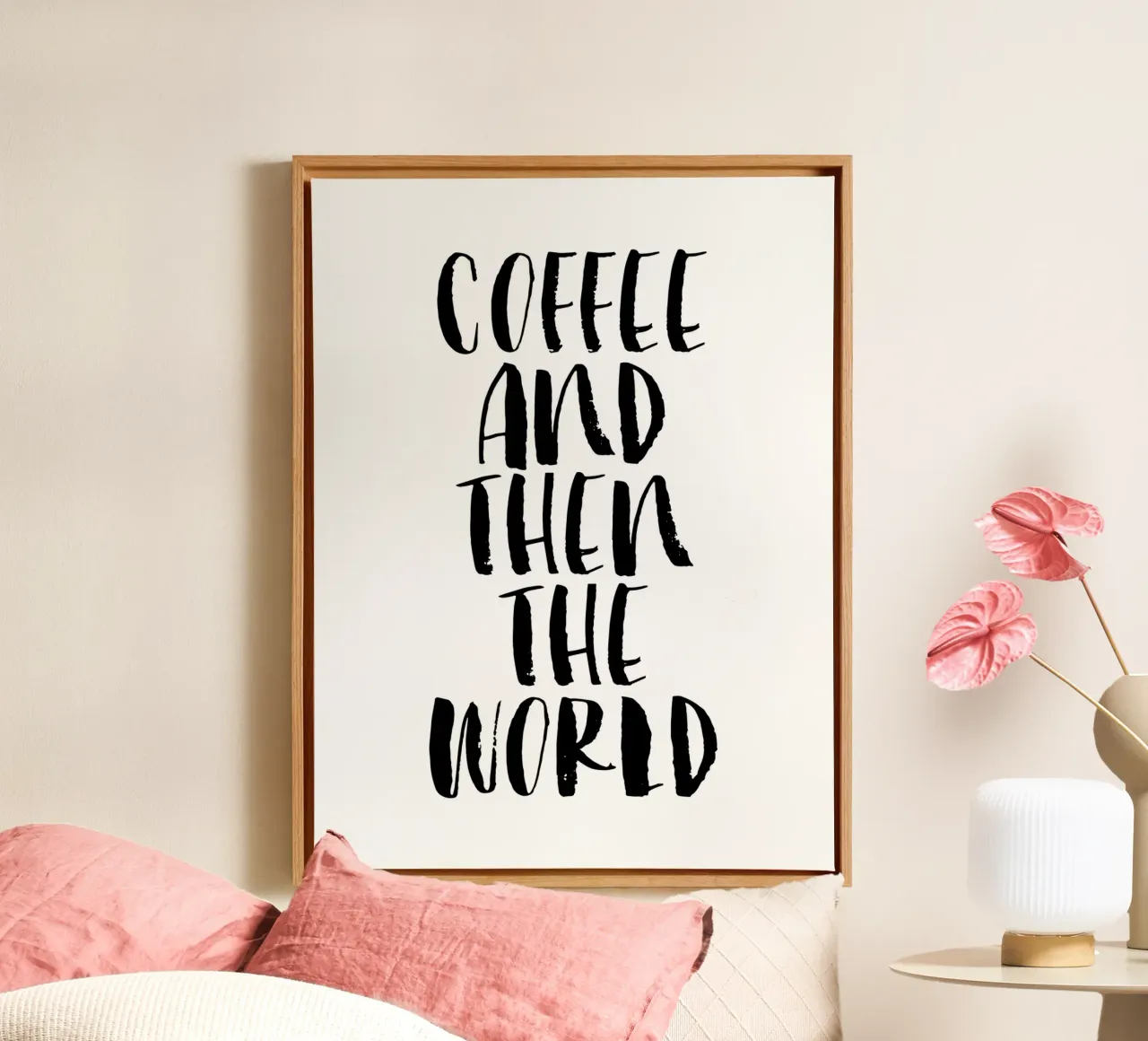 Caffè e poi il mondo in bianco e nero tela con Cornice a cassetta da THE MOTIVATED TYPE