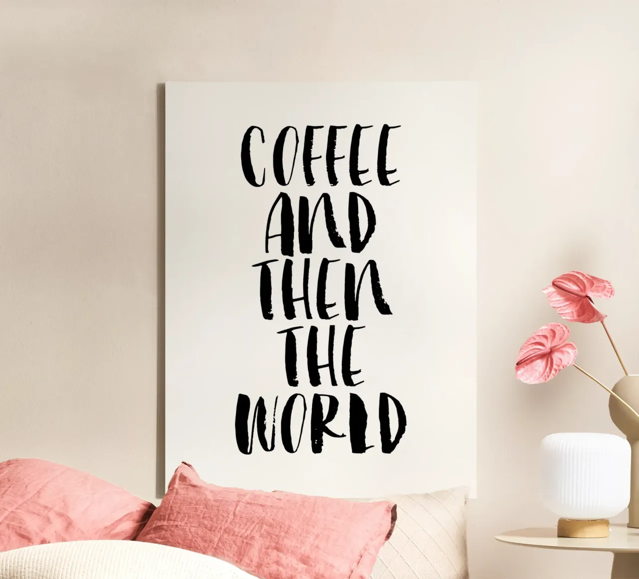 Caffè e poi il mondo in bianco e nero tela con Cornice a cassetta da THE MOTIVATED TYPE