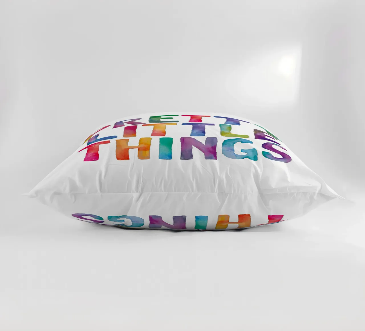 Pretty Little Thing Arcobaleno Tipografia Design cuscino da THE MOTIVATED TYPE