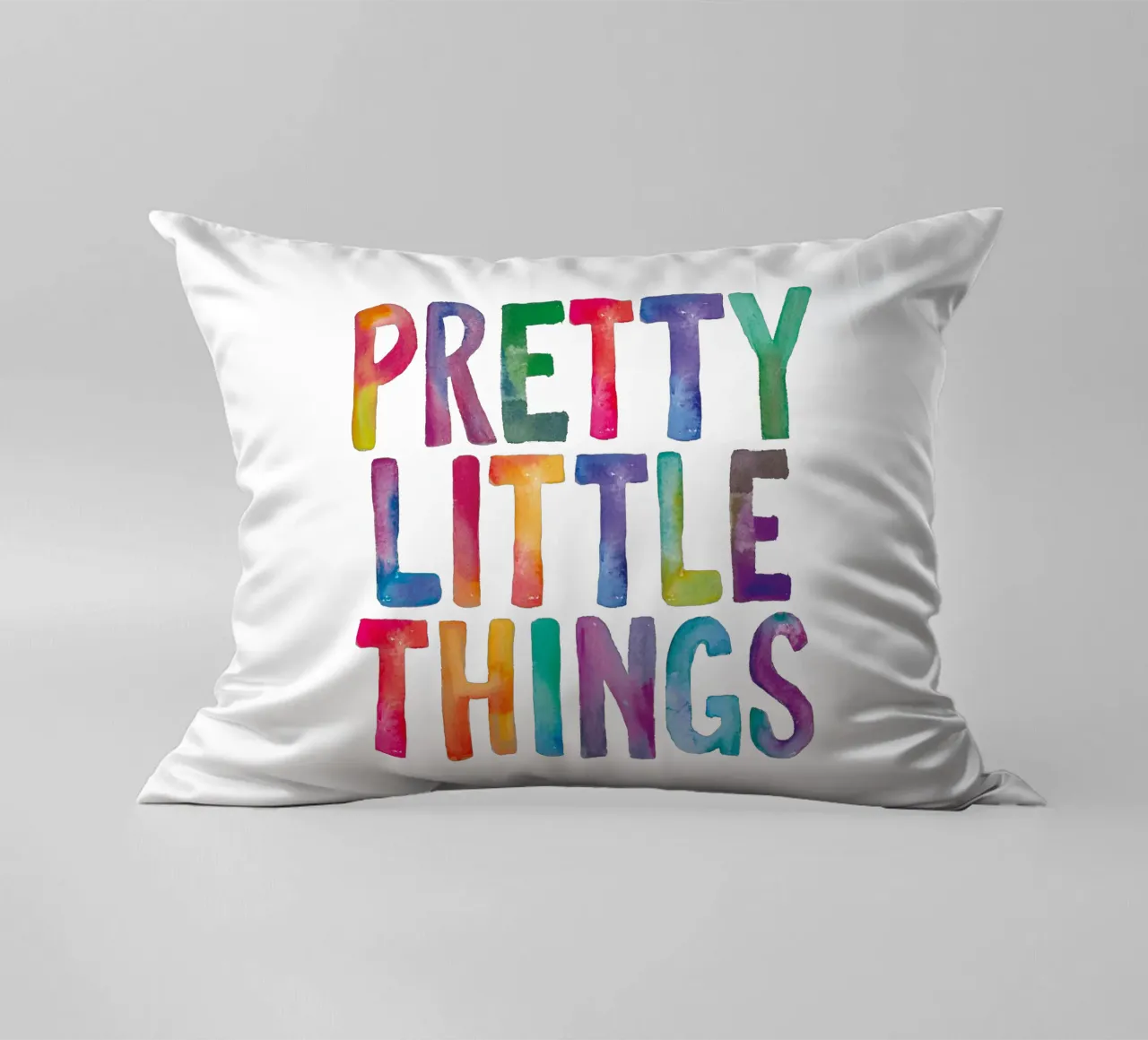 Pretty Little Thing Arcobaleno Tipografia Design cuscino da THE MOTIVATED TYPE