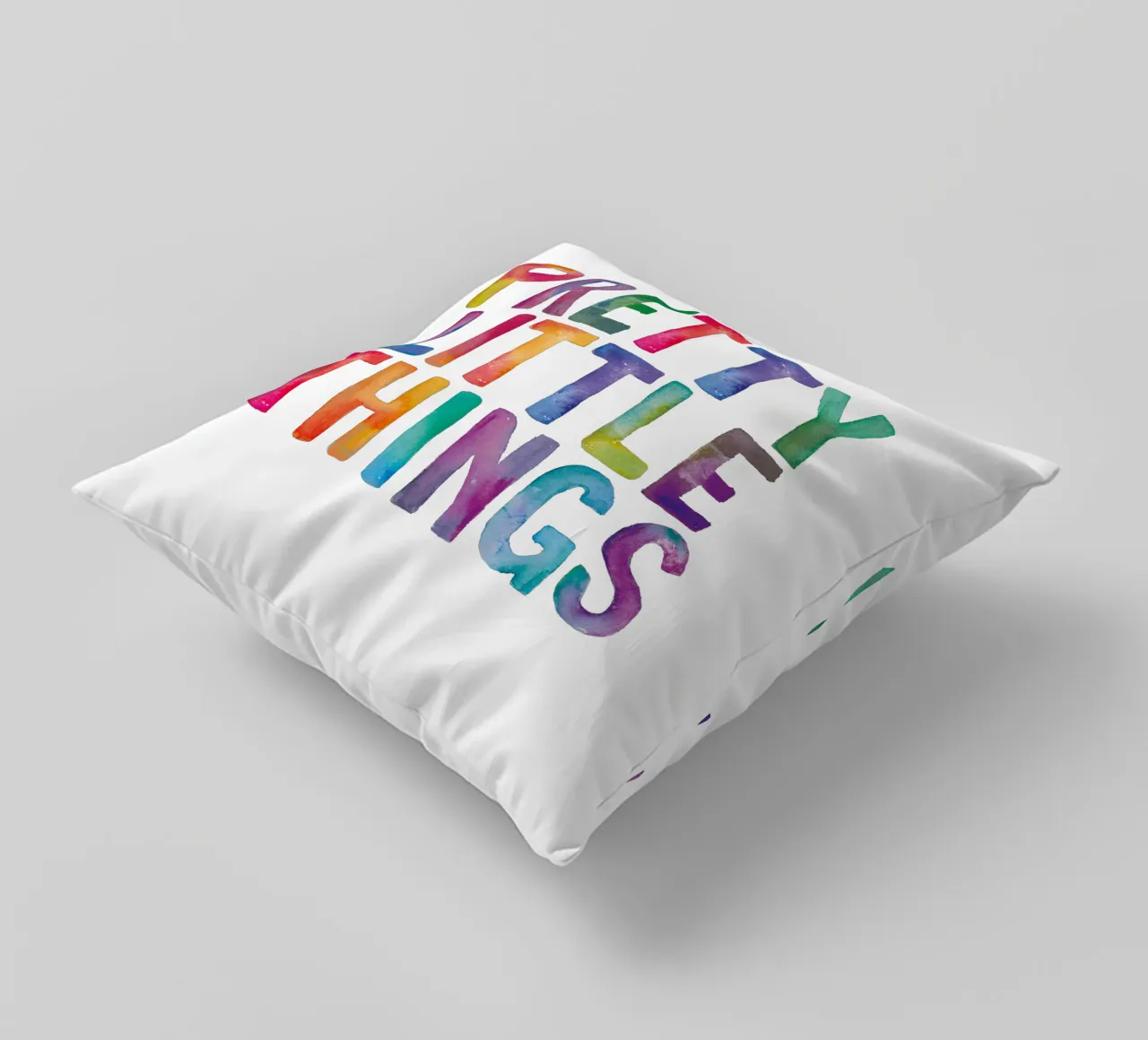 Pretty Little Thing Arcobaleno Tipografia Design cuscino da THE MOTIVATED TYPE