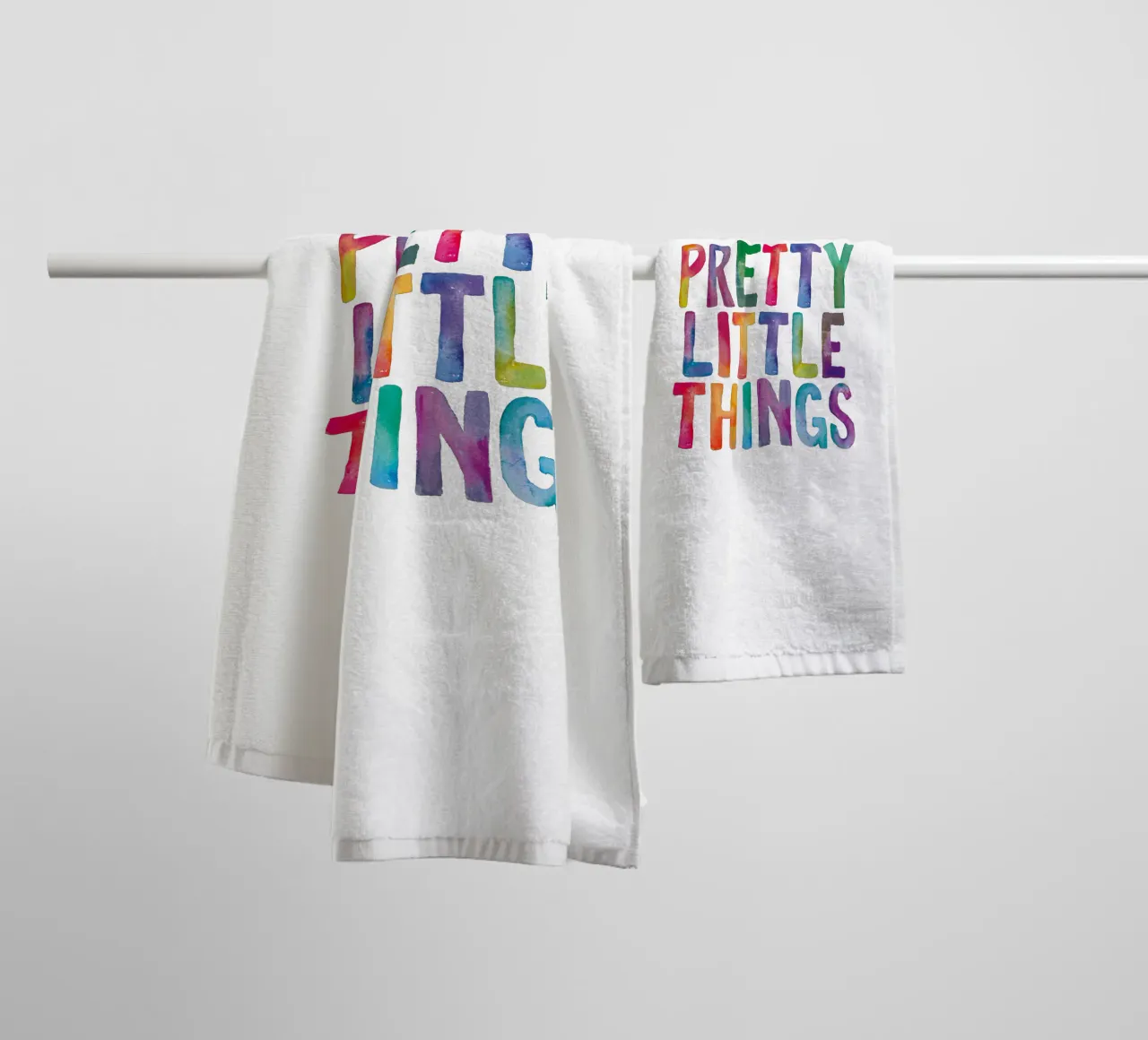 Pretty Little Thing Arcobaleno Tipografia Design asciugamano da bagno da THE MOTIVATED TYPE