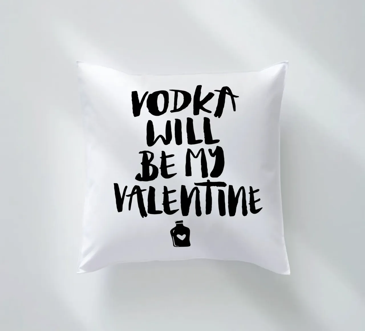 Vodka Will Be My Valentine Funny Typografie Design cuscino da THE MOTIVATED TYPE