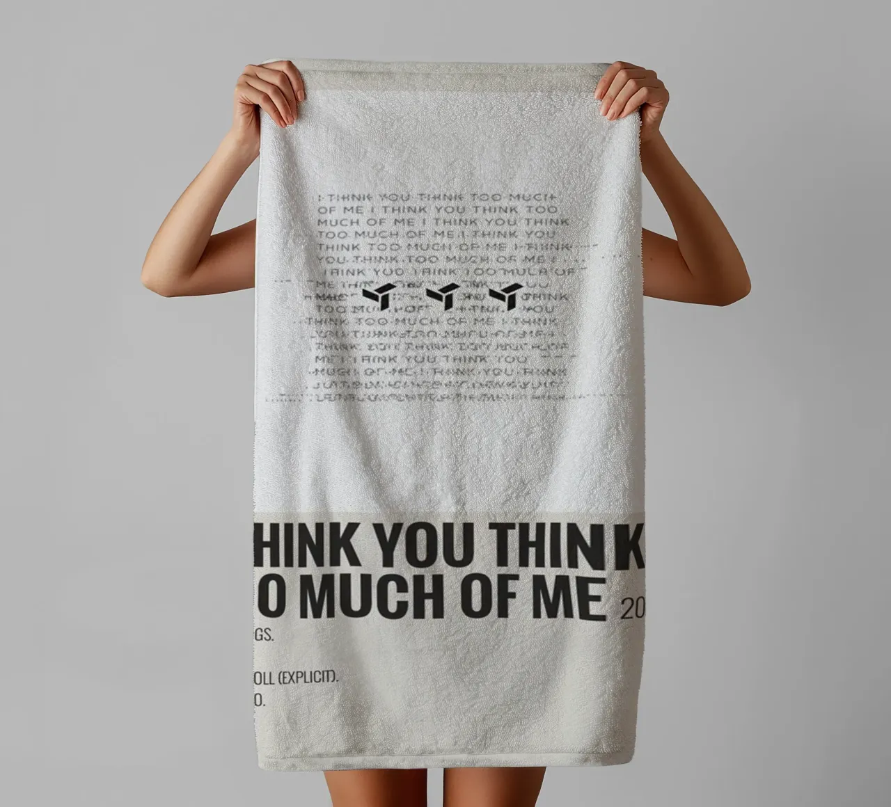 I THINK YOU THINK TOO MUCH OF ME asciugamano da bagno da SoundStudio