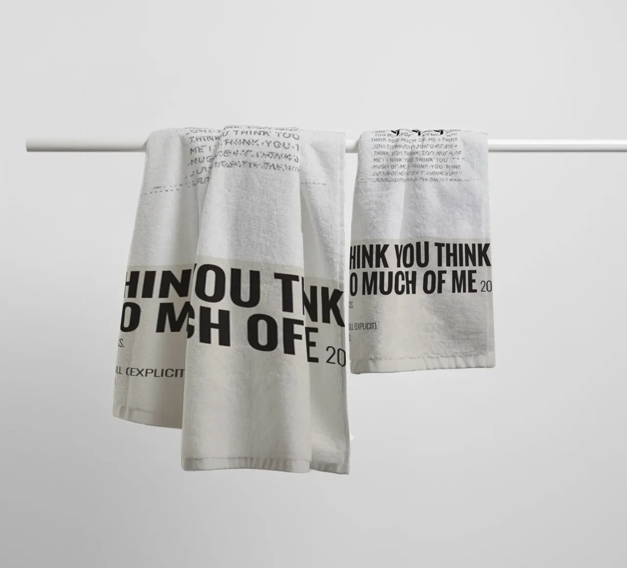 I THINK YOU THINK TOO MUCH OF ME asciugamano da bagno da SoundStudio