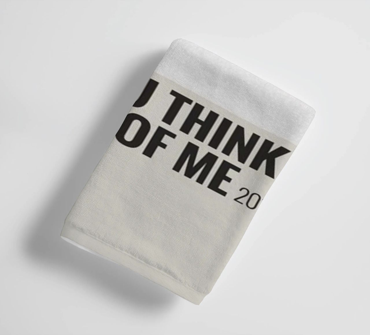 I THINK YOU THINK TOO MUCH OF ME asciugamano da bagno da SoundStudio