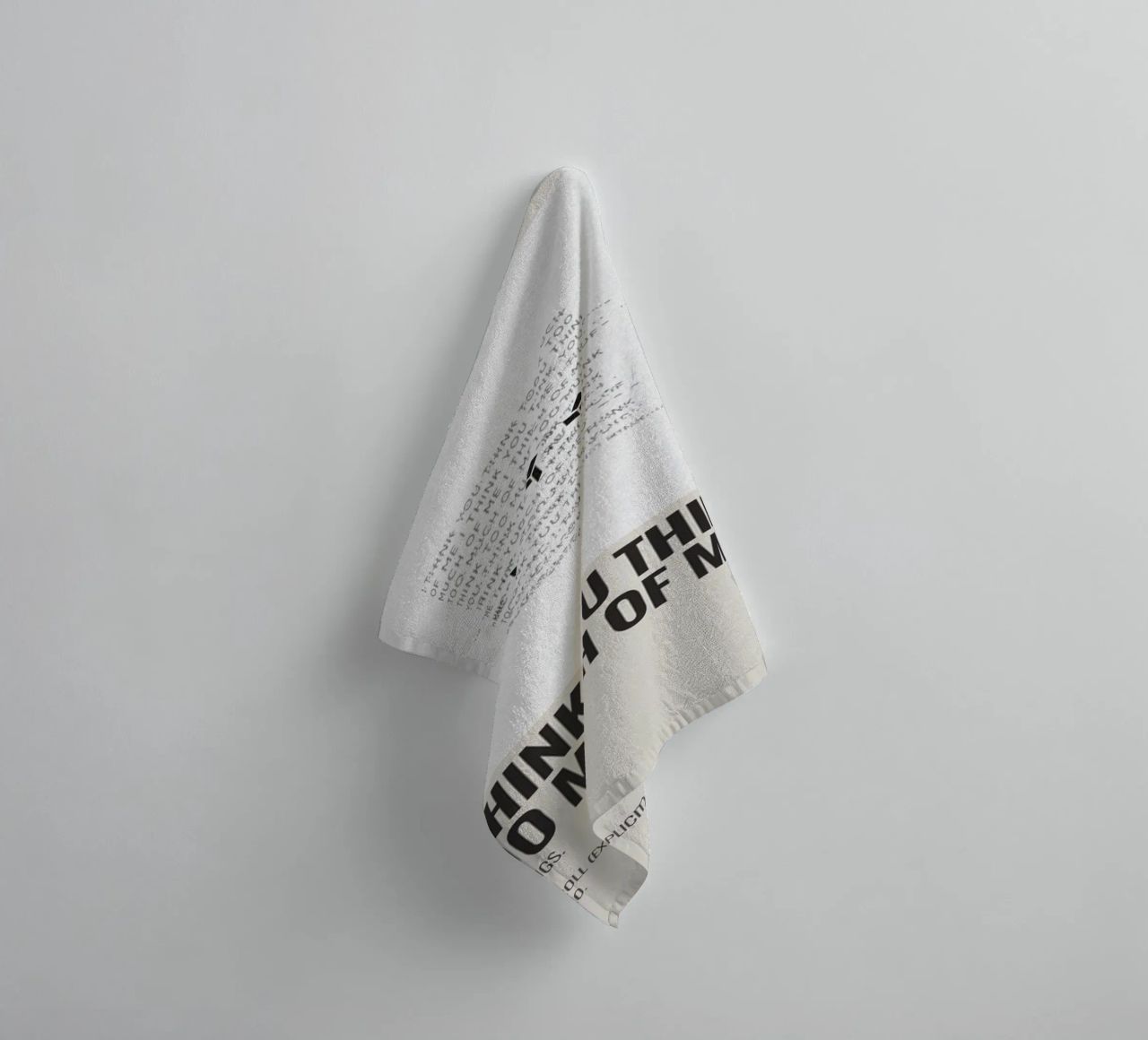 I THINK YOU THINK TOO MUCH OF ME asciugamano da bagno da SoundStudio