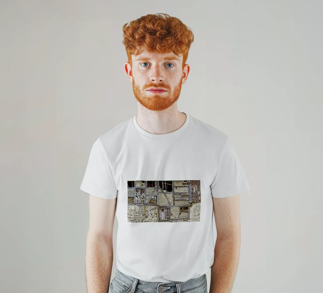 Old Barn Facade – Rustic Elegance and Timeless Charm t-shirt da Curious Collections by Marielle Leenders