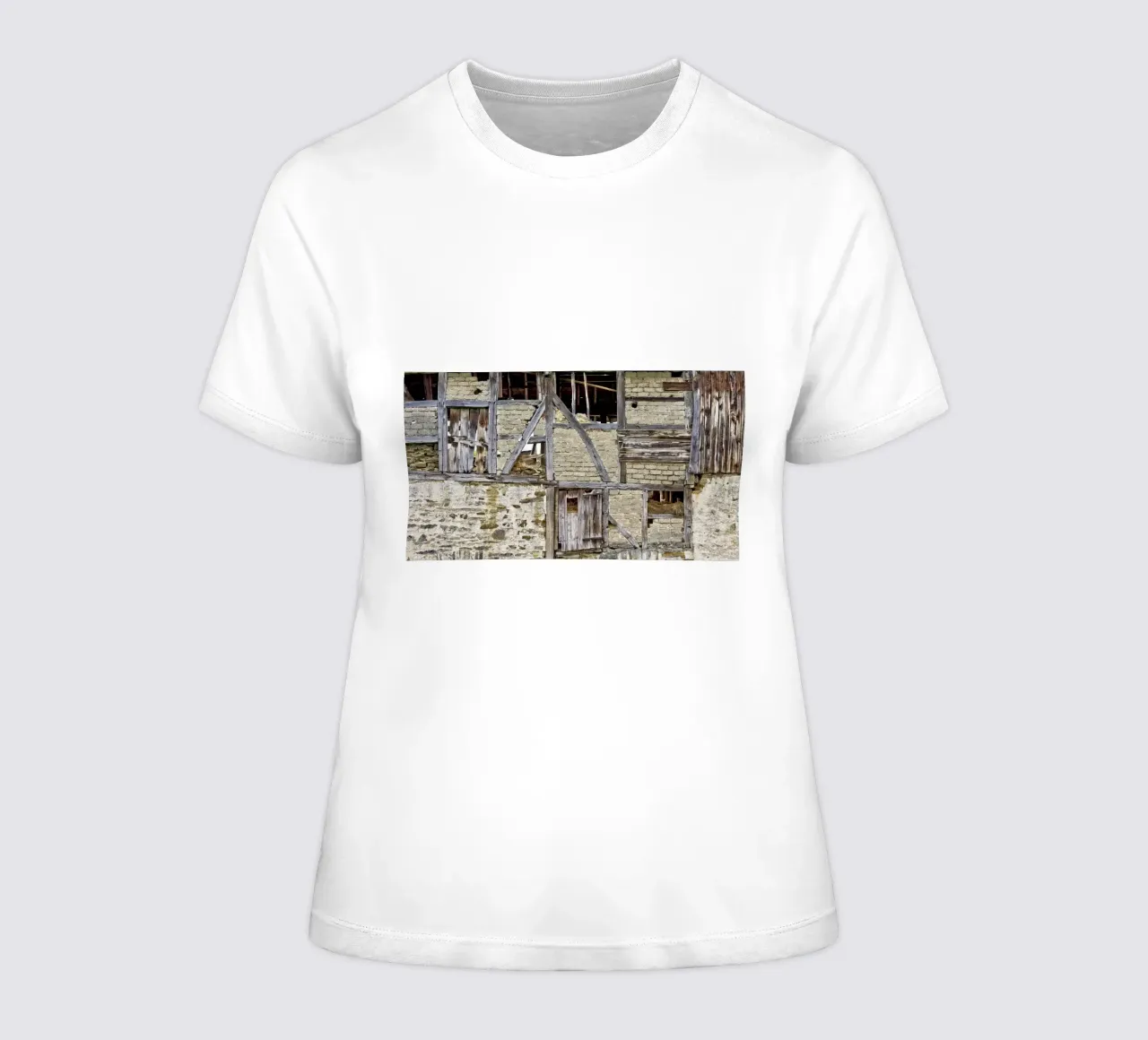 Old Barn Facade – Rustic Elegance and Timeless Charm t-shirt da donna da Curious Collections by Marielle Leenders