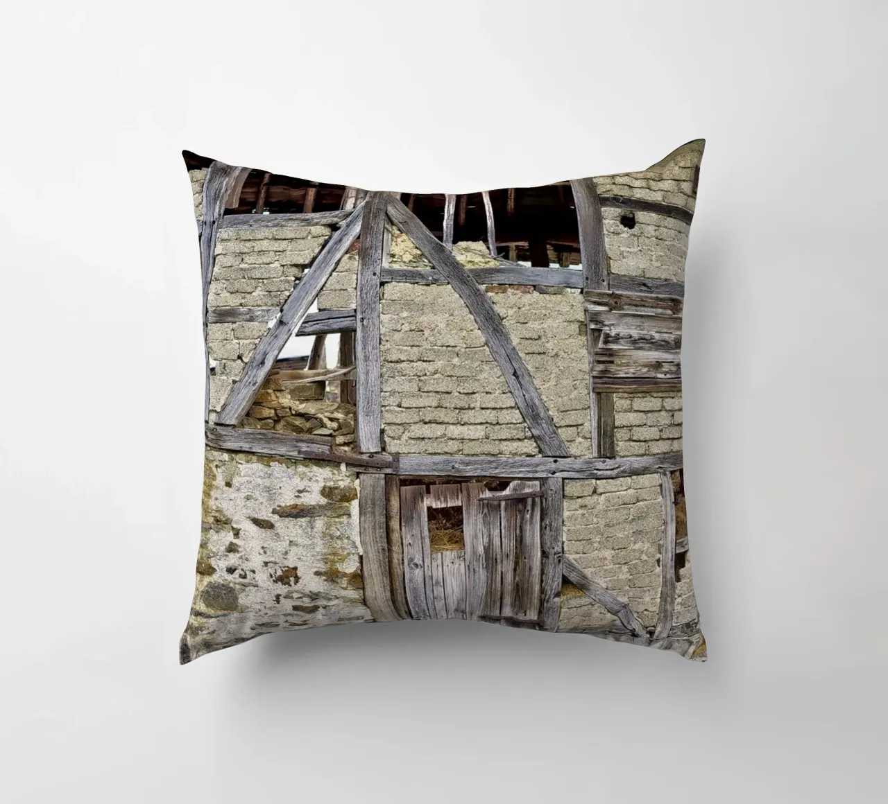 Old Barn Facade – Rustic Elegance and Timeless Charm cuscino da Curious Collections by Marielle Leenders