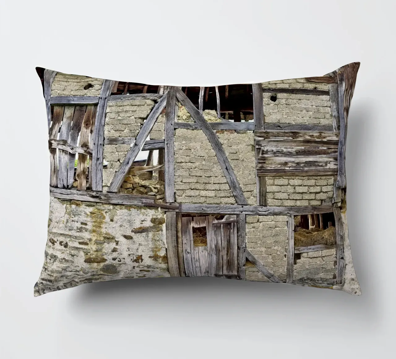 Old Barn Facade – Rustic Elegance and Timeless Charm cuscino da Curious Collections by Marielle Leenders