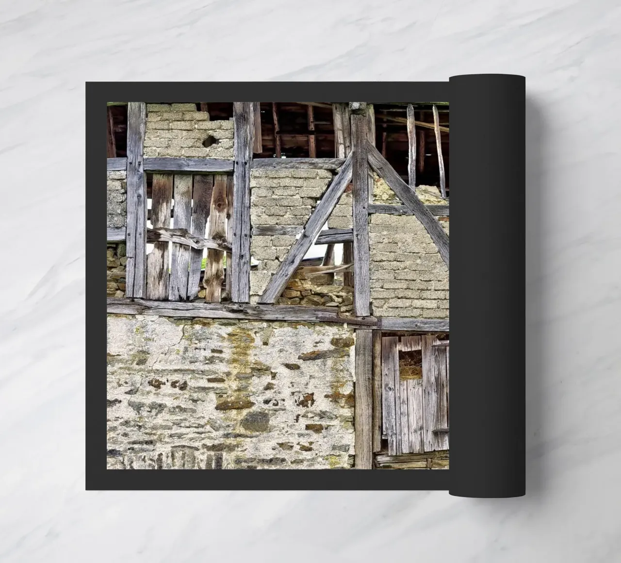 Old Barn Facade – Rustic Elegance and Timeless Charm zerbino da Curious Collections by Marielle Leenders