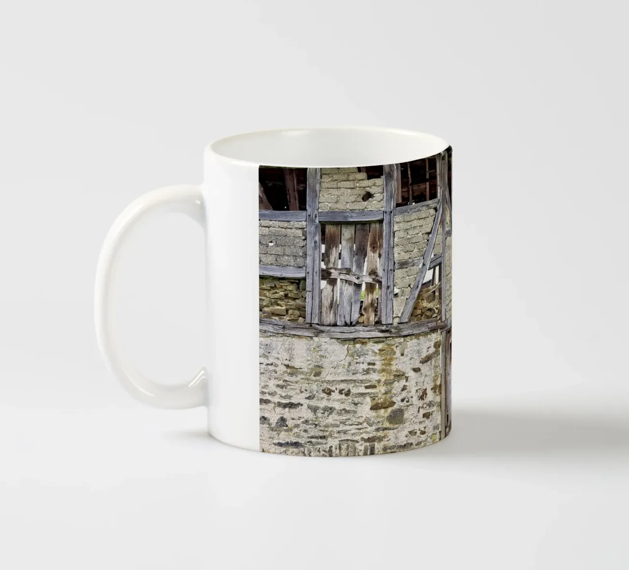 Old Barn Facade – Rustic Elegance and Timeless Charm tazza in ceramica da Curious Collections by Marielle Leenders