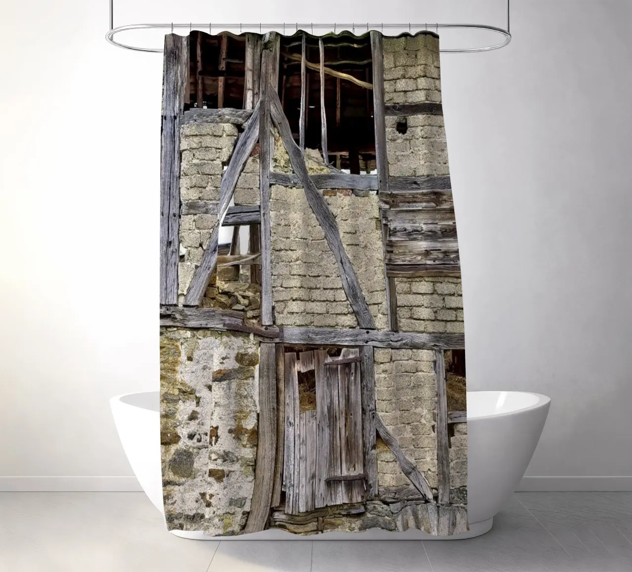 Old Barn Facade – Rustic Elegance and Timeless Charm tenda da doccia da Curious Collections by Marielle Leenders