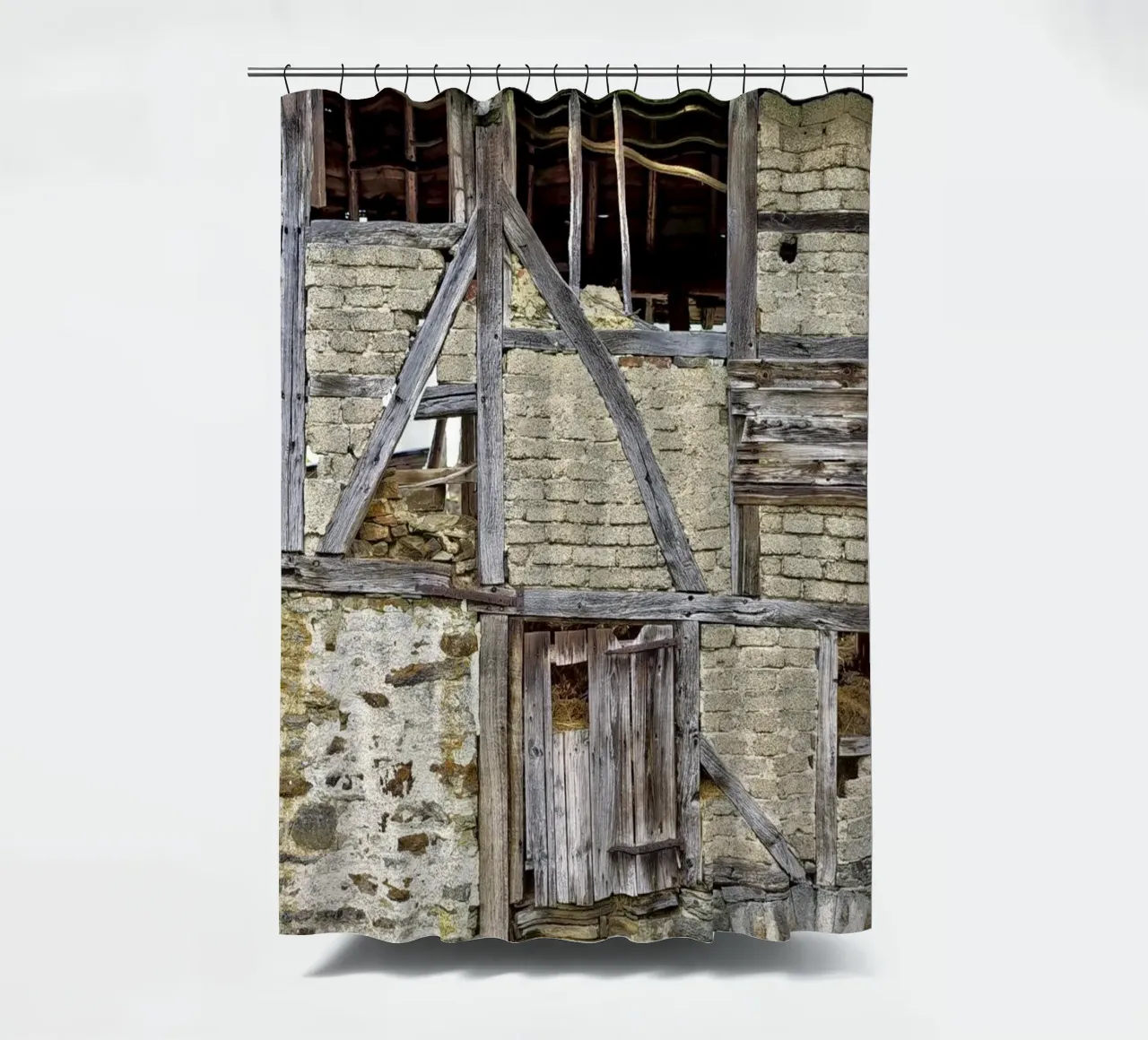 Old Barn Facade – Rustic Elegance and Timeless Charm tenda da doccia da Curious Collections by Marielle Leenders