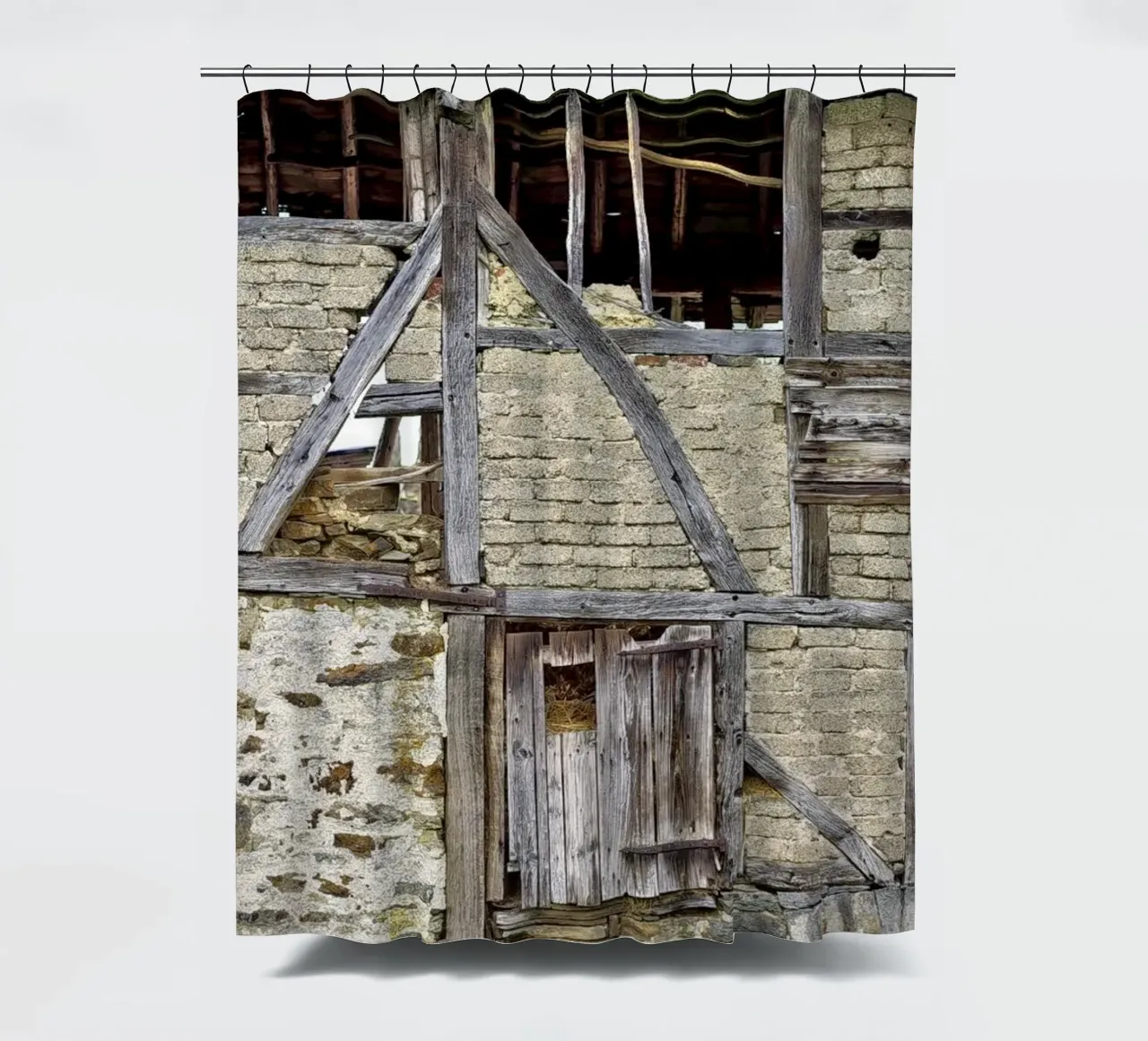 Old Barn Facade – Rustic Elegance and Timeless Charm tenda da doccia da Curious Collections by Marielle Leenders