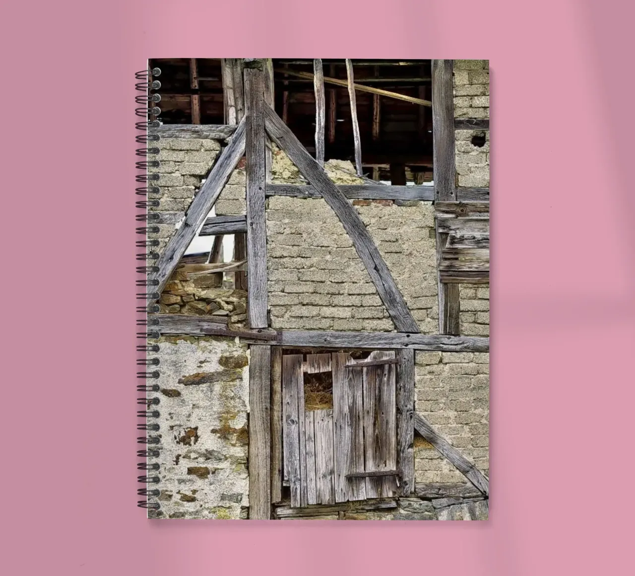 Old Barn Facade – Rustic Elegance and Timeless Charm diario ad anelli da Curious Collections by Marielle Leenders