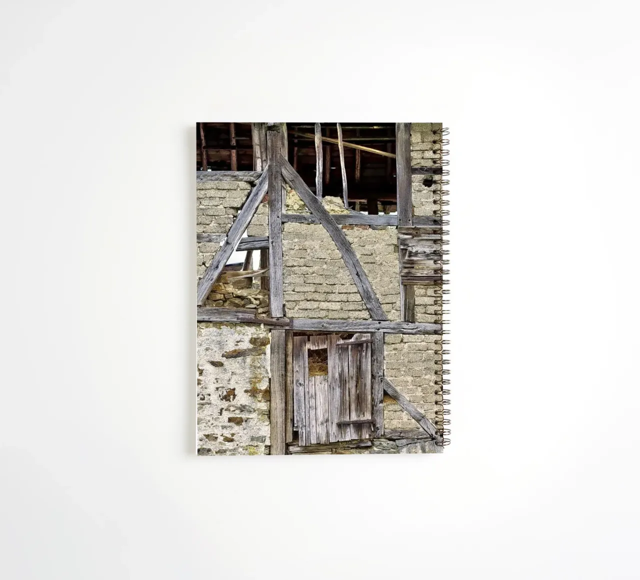 Old Barn Facade – Rustic Elegance and Timeless Charm diario ad anelli da Curious Collections by Marielle Leenders