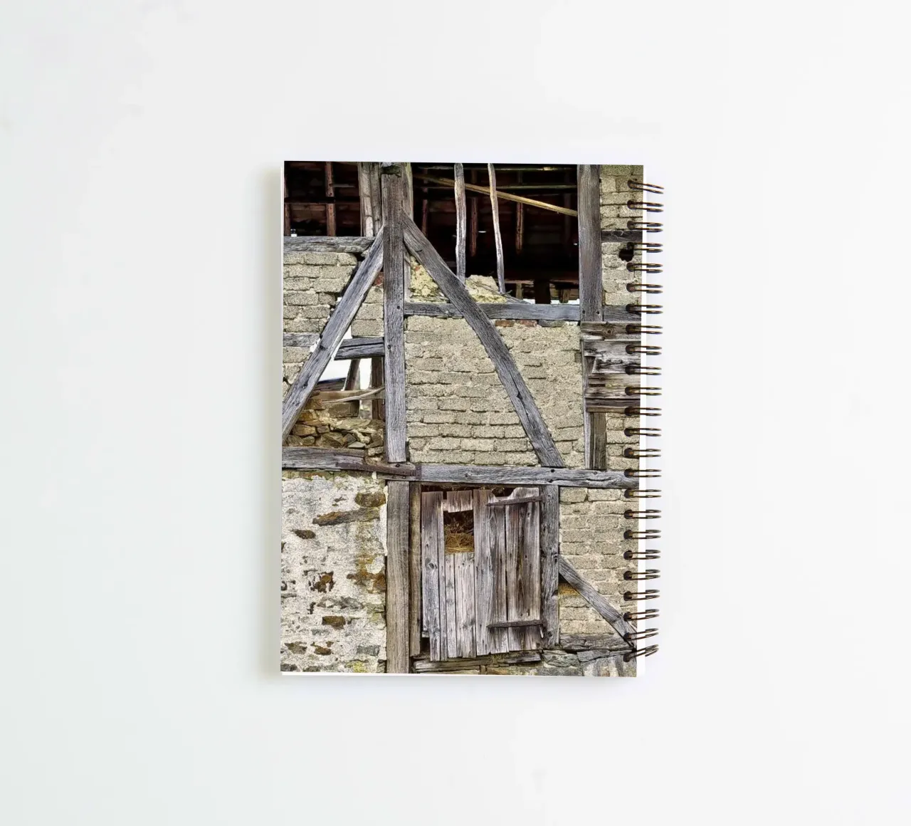 Old Barn Facade – Rustic Elegance and Timeless Charm diario ad anelli da Curious Collections by Marielle Leenders