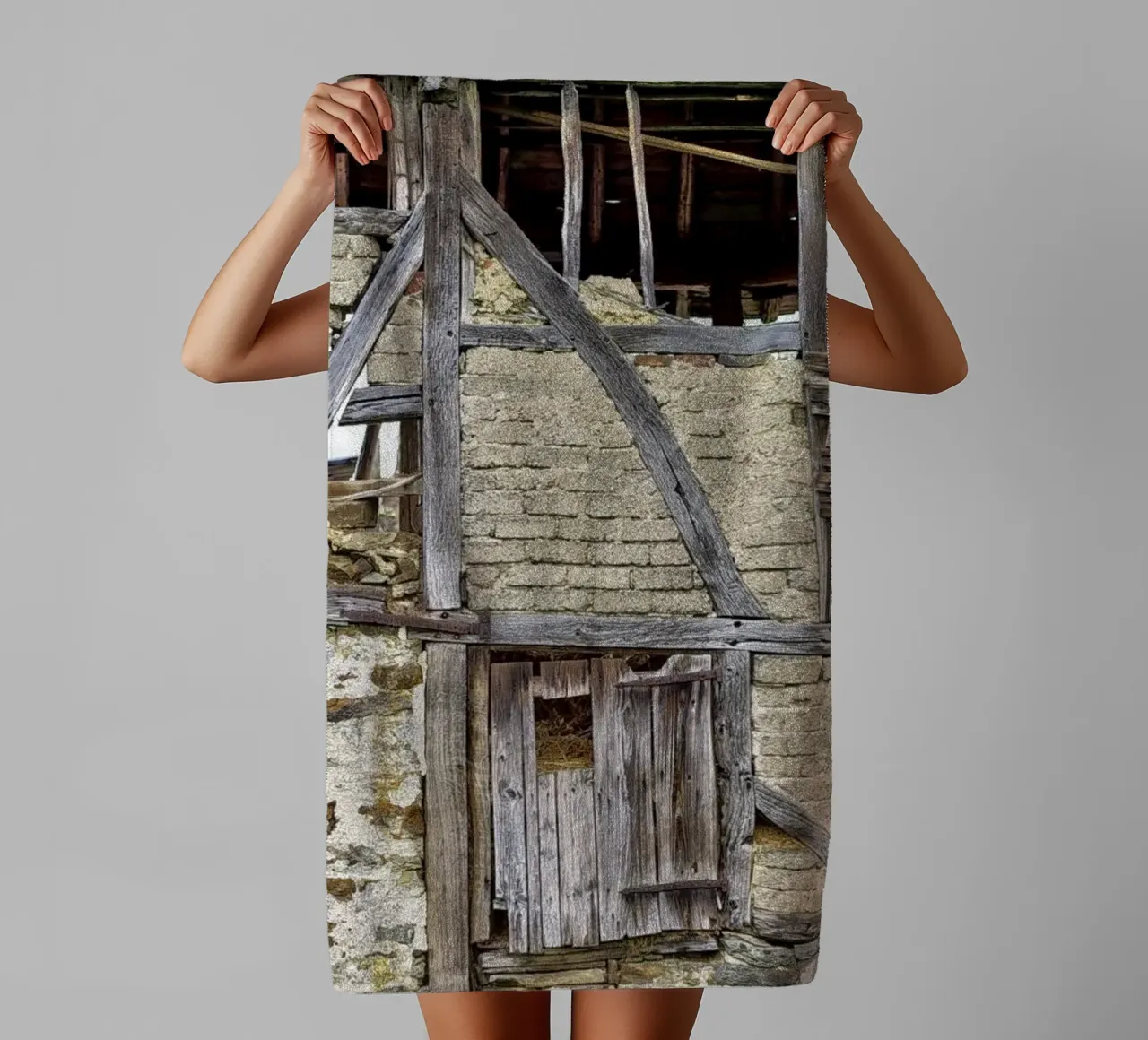 Old Barn Facade – Rustic Elegance and Timeless Charm asciugamano da bagno da Curious Collections by Marielle Leenders