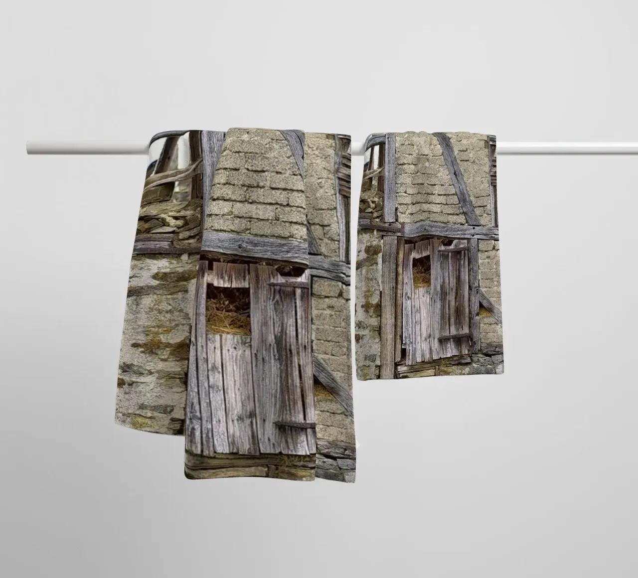 Old Barn Facade – Rustic Elegance and Timeless Charm asciugamano da bagno da Curious Collections by Marielle Leenders