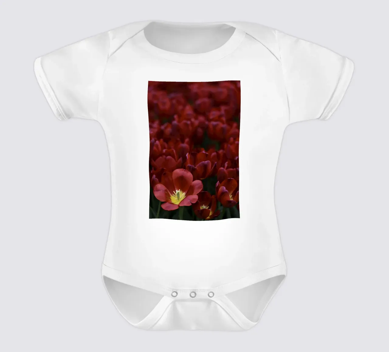 Passion in Nature – The Allure of a Red Tulip body neonato maniche corte da Curious Collections by Marielle Leenders