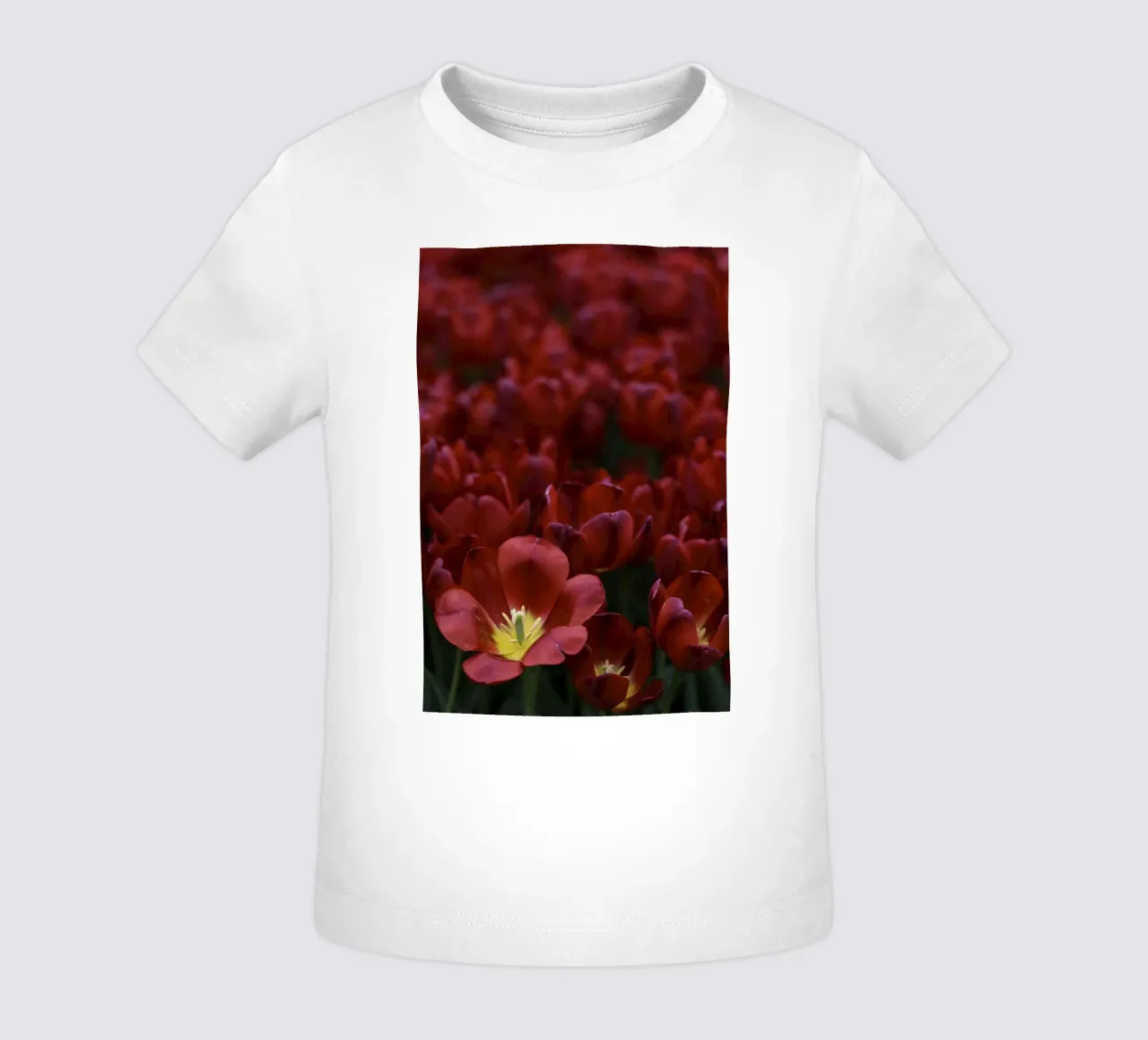Passion in Nature – The Allure of a Red Tulip maglietta neonato da Curious Collections by Marielle Leenders