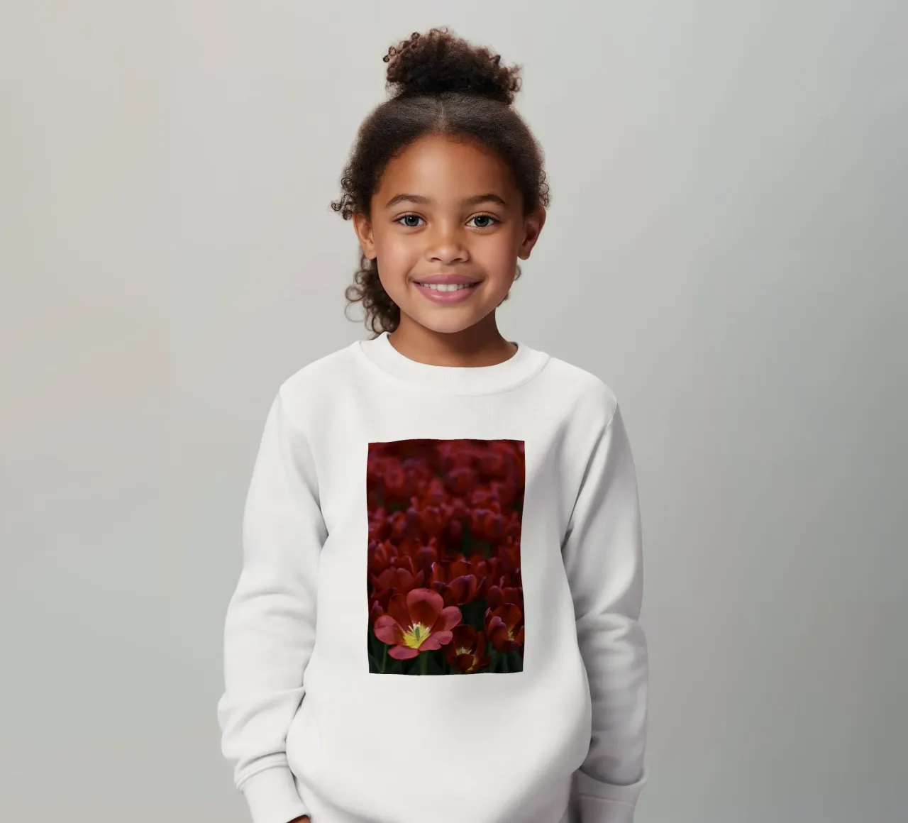 Passion in Nature – The Allure of a Red Tulip felpa bambino da Curious Collections by Marielle Leenders