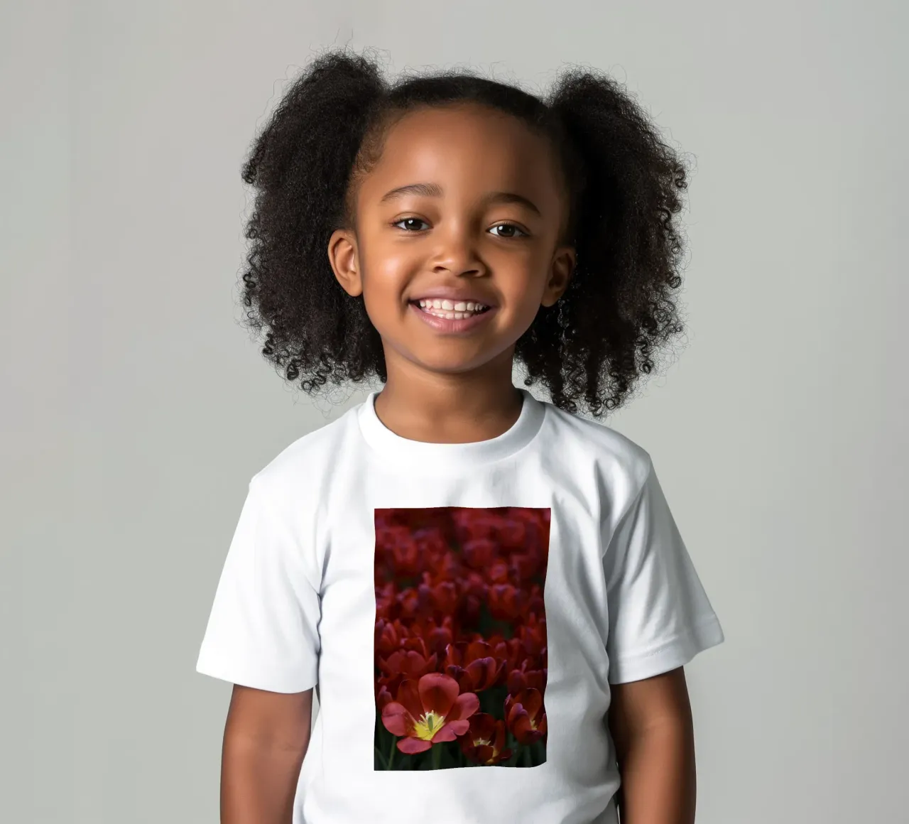 Passion in Nature – The Allure of a Red Tulip t-shirt bambini da Curious Collections by Marielle Leenders