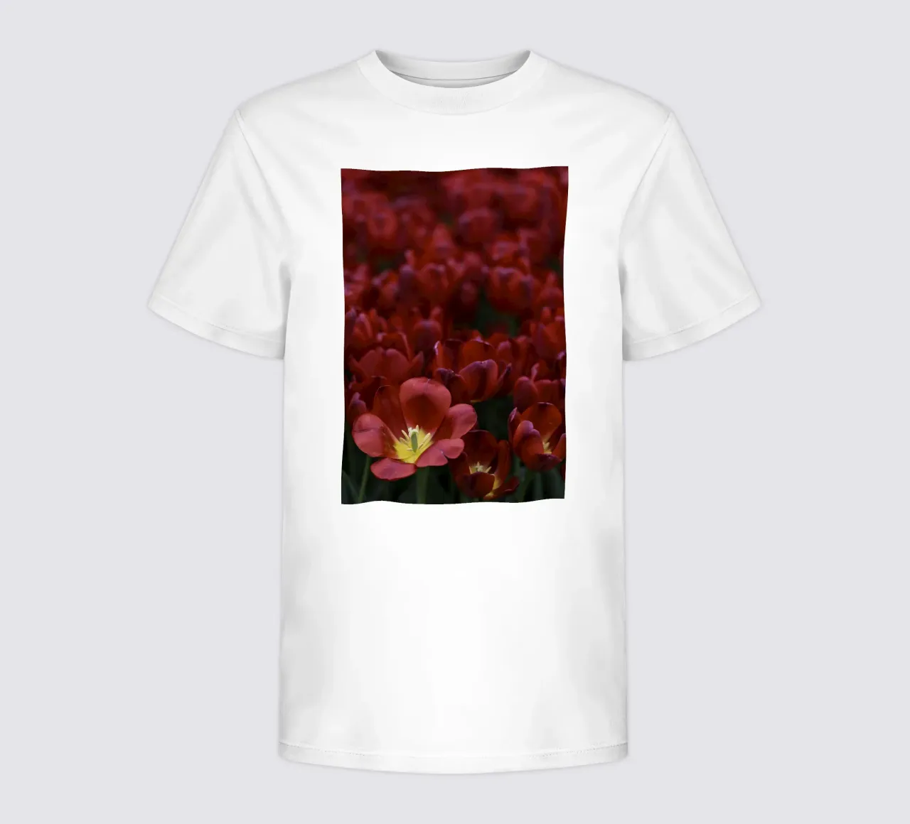 Passion in Nature – The Allure of a Red Tulip t-shirt bambini da Curious Collections by Marielle Leenders