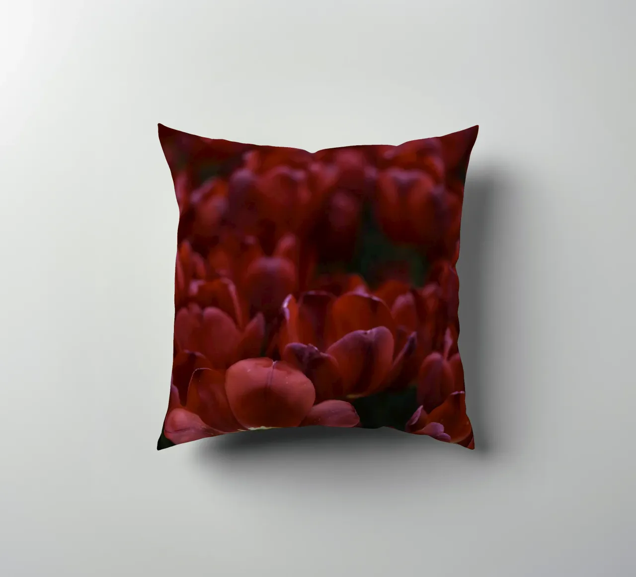 Passion in Nature – The Allure of a Red Tulip cuscino da Curious Collections by Marielle Leenders