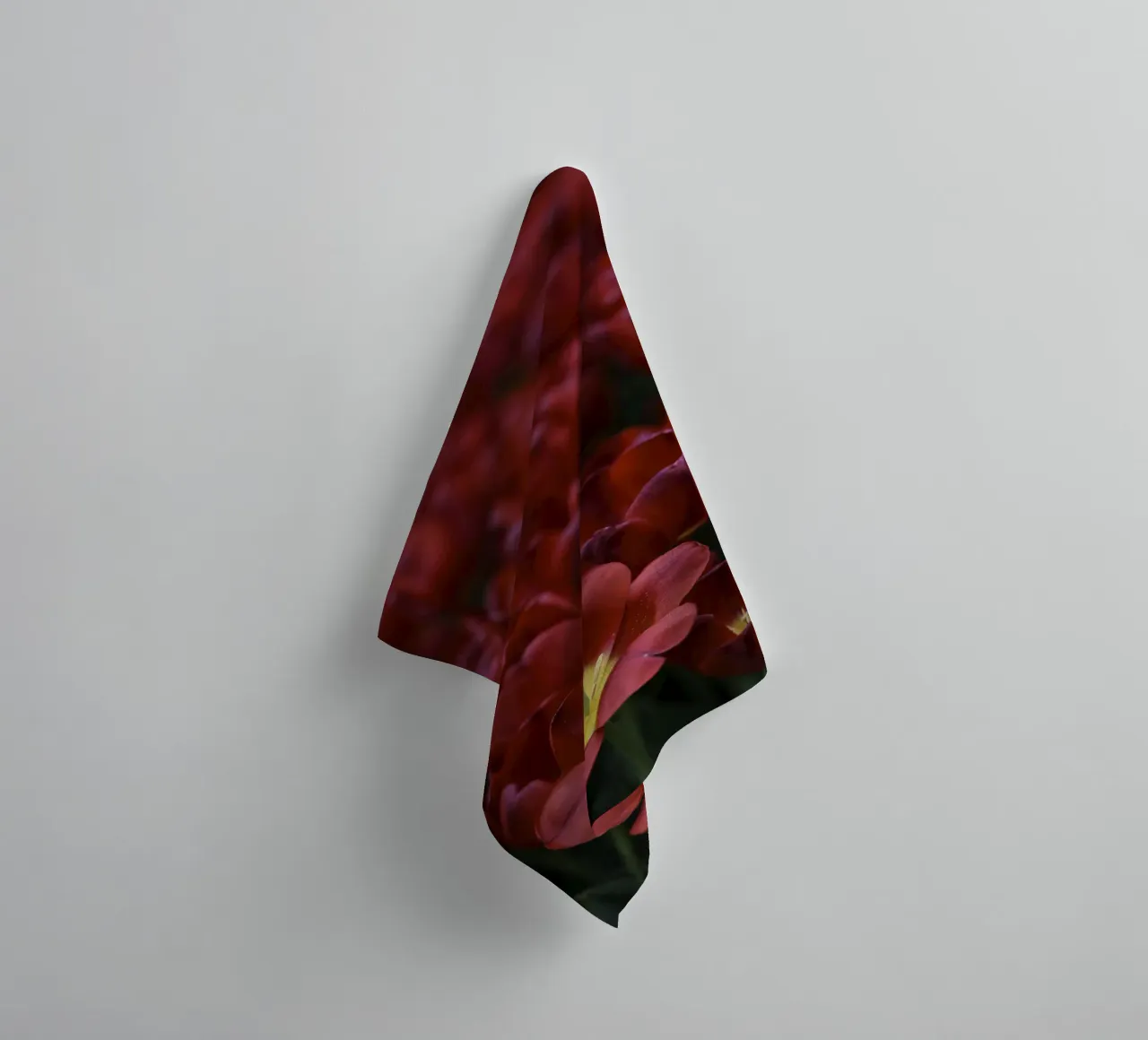 Passion in Nature – The Allure of a Red Tulip asciugamano da bagno da Curious Collections by Marielle Leenders