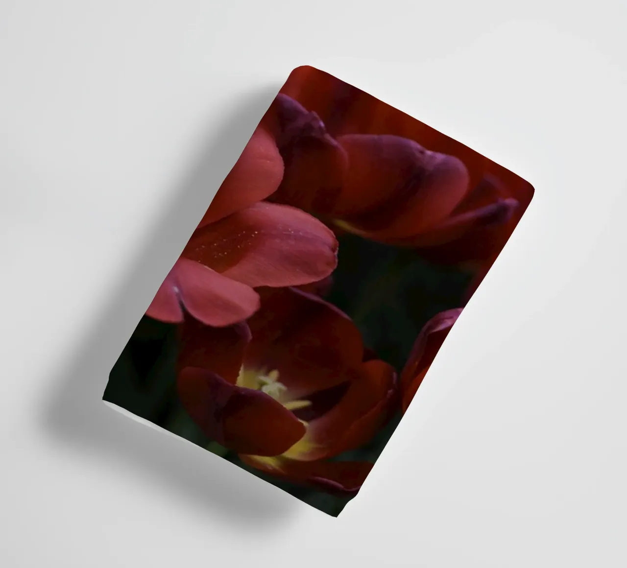 Passion in Nature – The Allure of a Red Tulip asciugamano da bagno da Curious Collections by Marielle Leenders