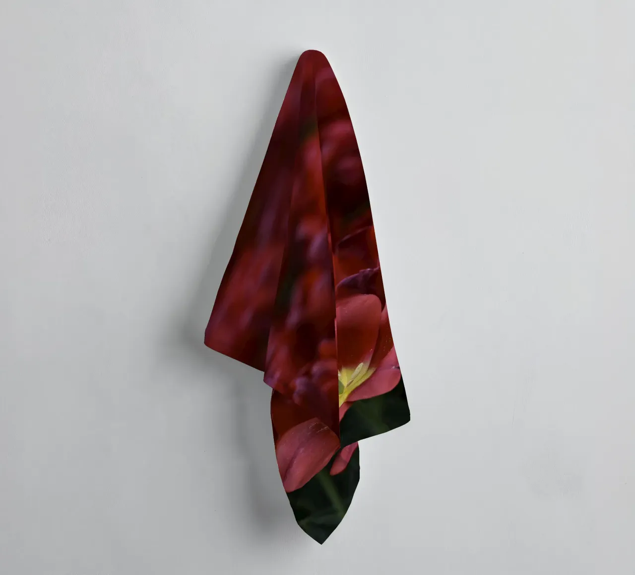Passion in Nature – The Allure of a Red Tulip asciugamano da bagno da Curious Collections by Marielle Leenders