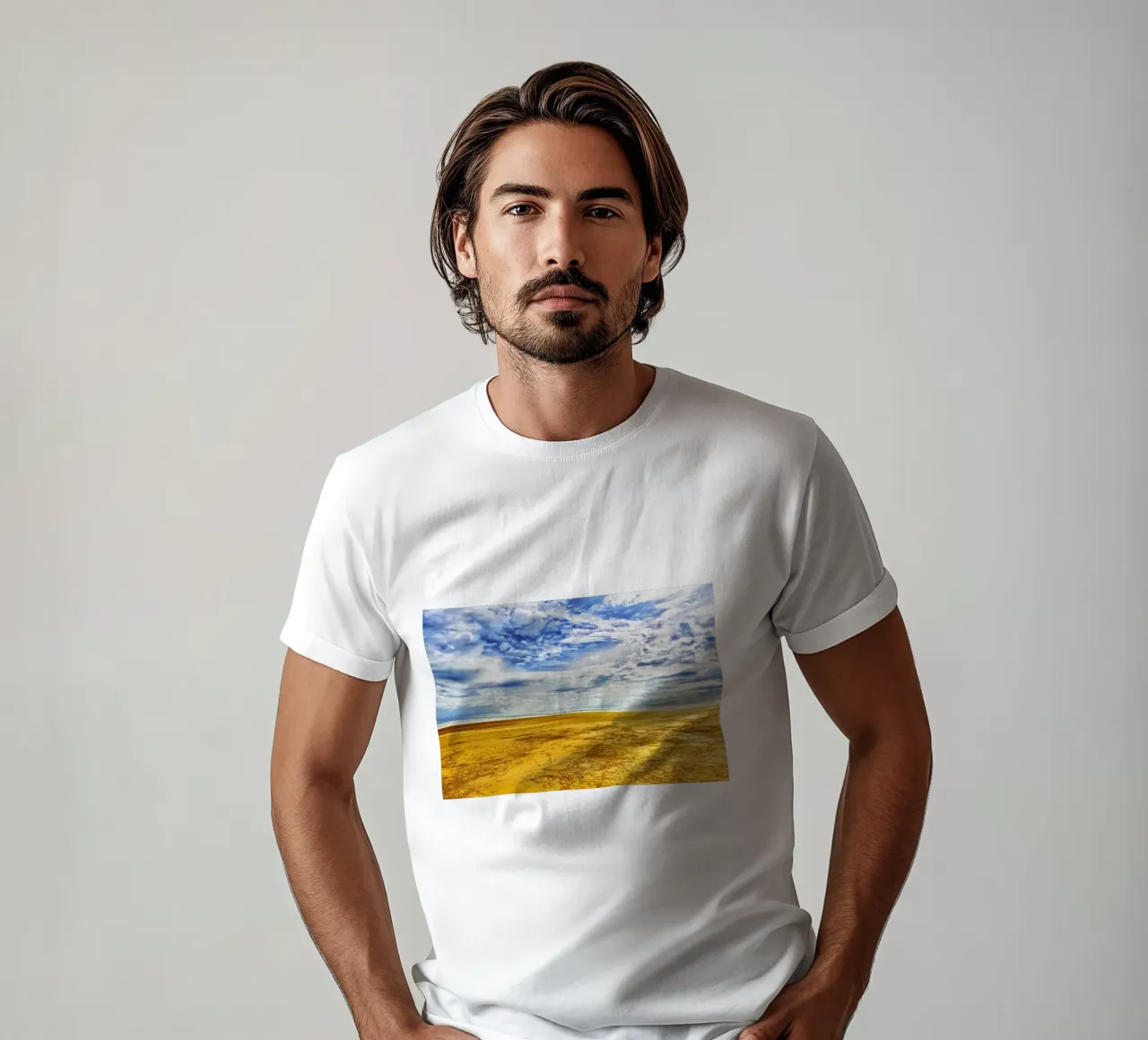 Beach and Blue Sky – A Perfect Coastal Escape t-shirt da Curious Collections by Marielle Leenders