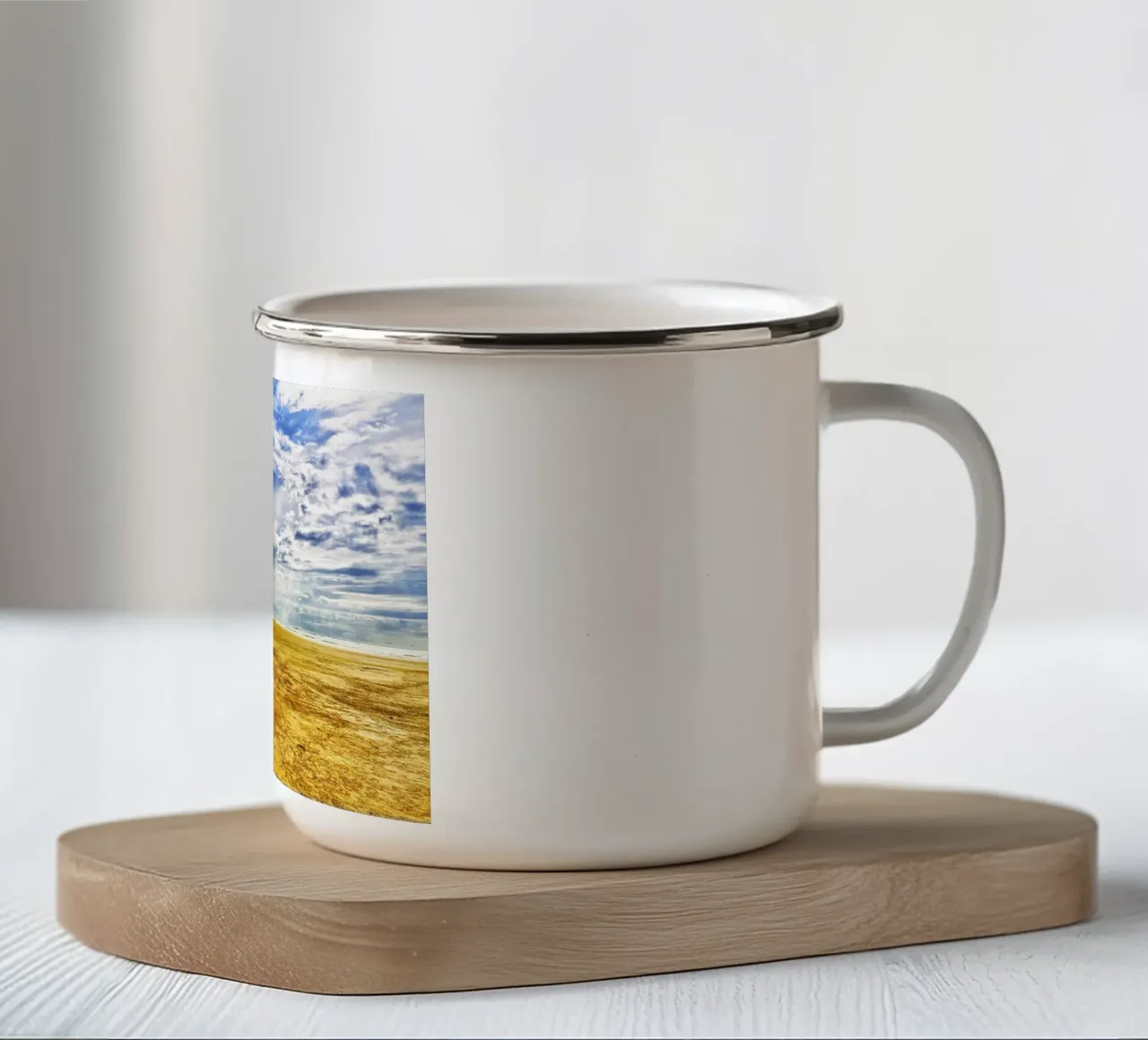 Beach and Blue Sky – A Perfect Coastal Escape tazza in smalto da Curious Collections by Marielle Leenders
